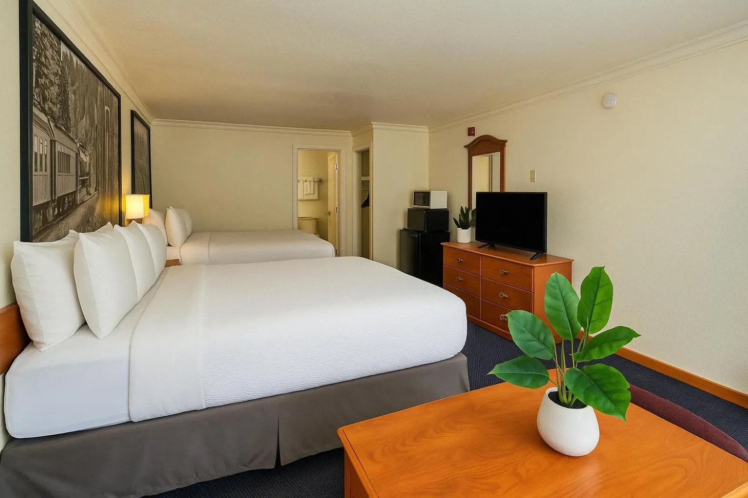 Bedroom, Bed in Creekside Inn & Suites