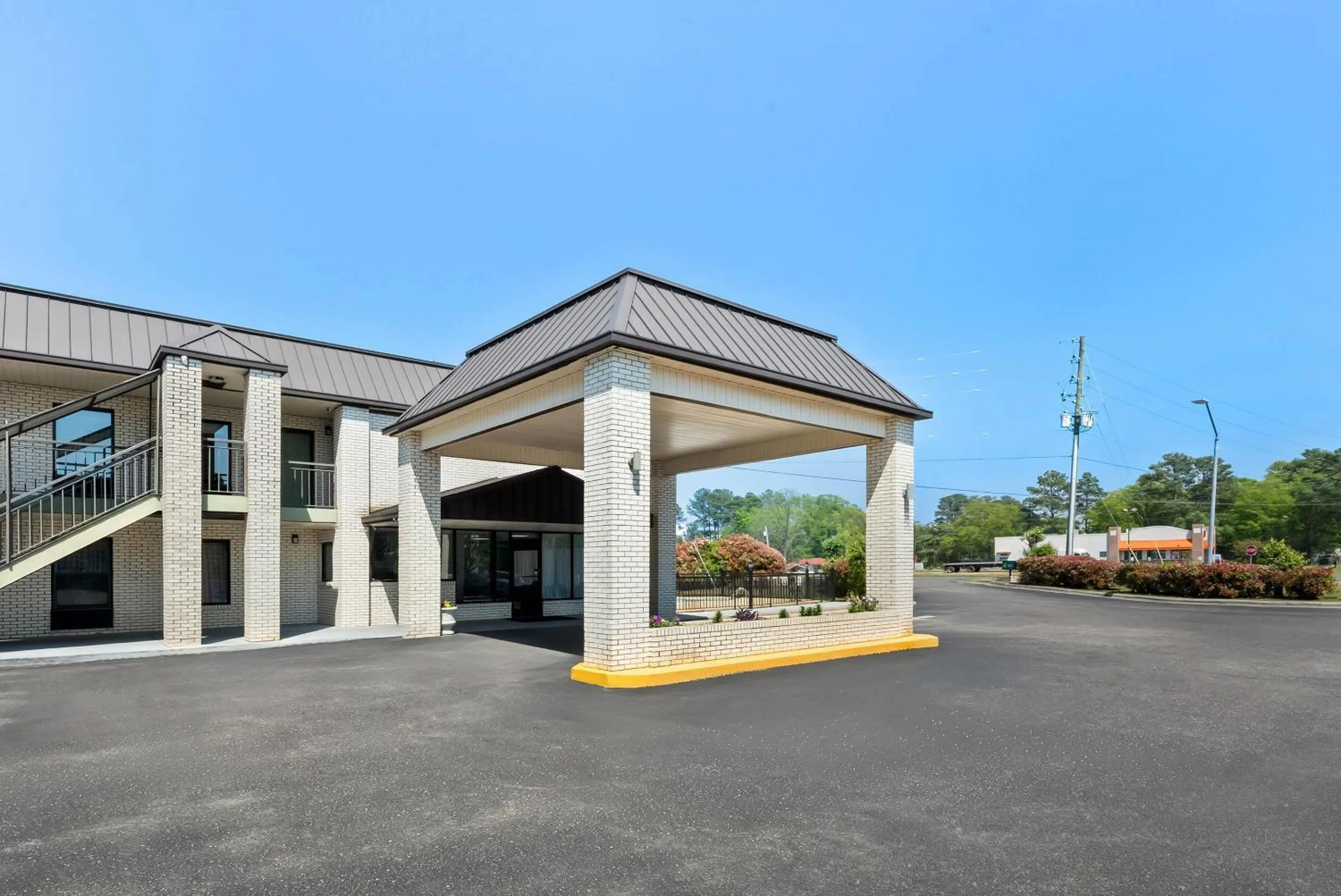 Property building in Quality Inn Raeford