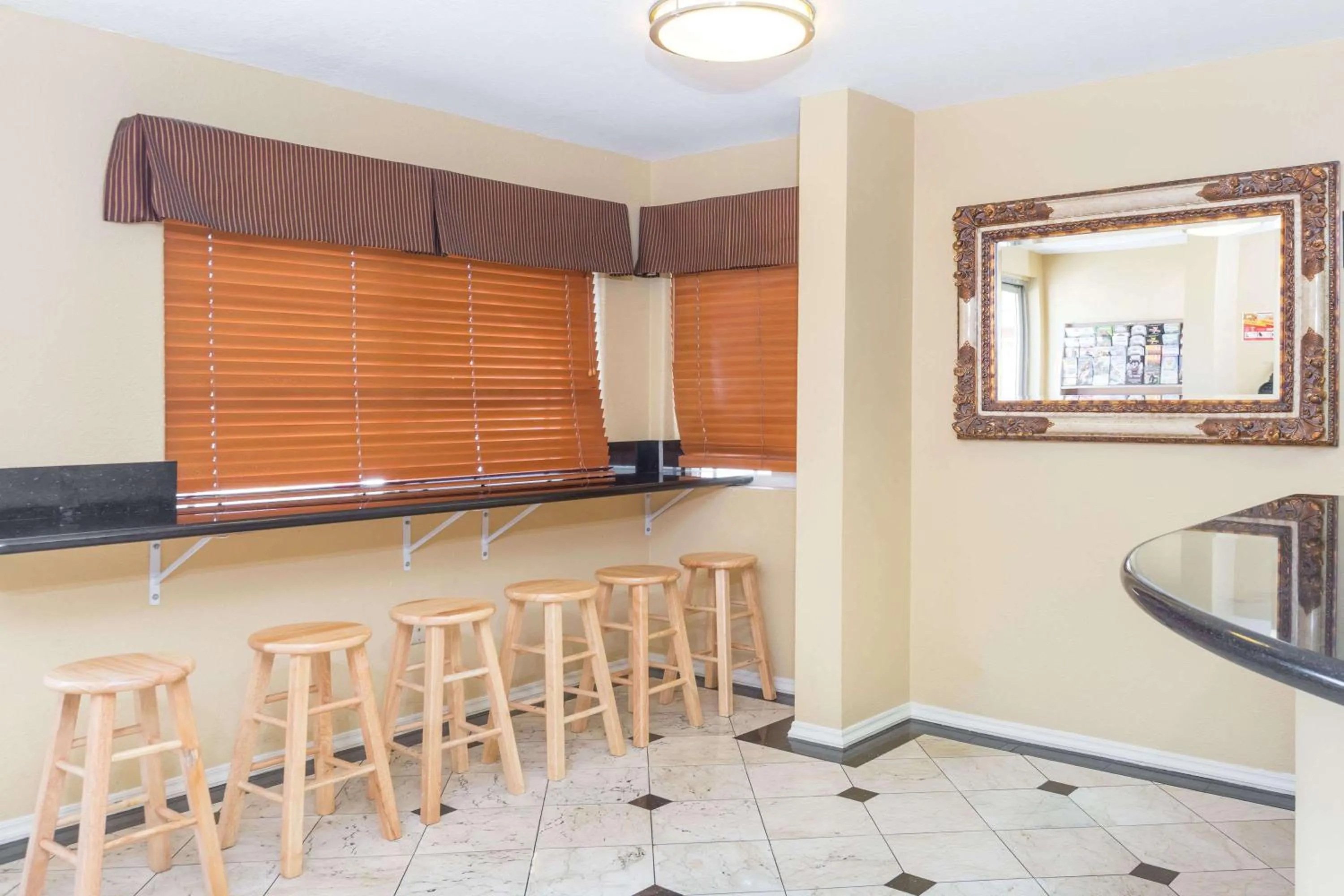 Restaurant/places to eat in Super 8 by Wyndham Azusa