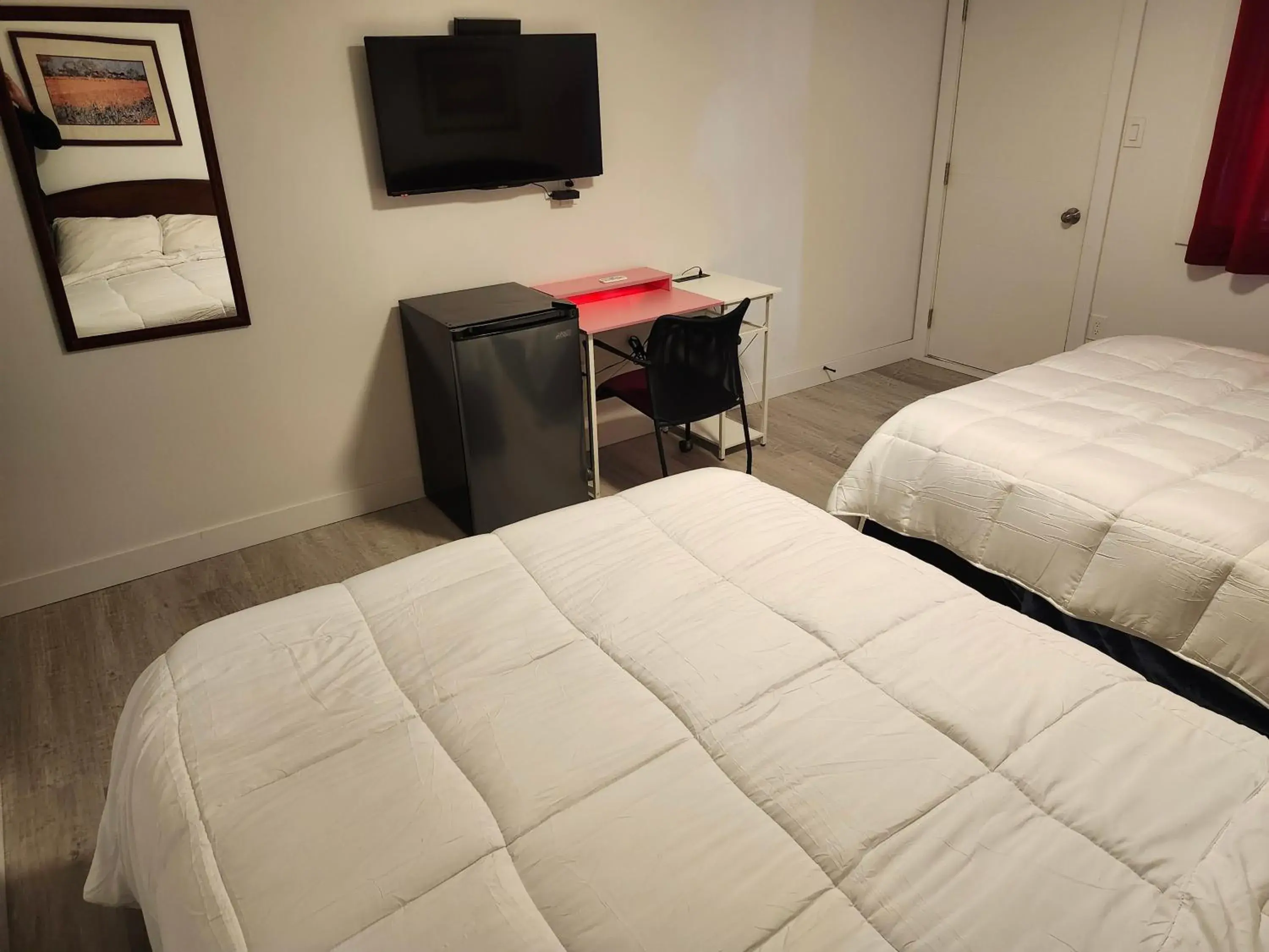 Queen Room - single occupancy in Cache Creek Inn Queen Room - single occupancy in Cache Creek Inn