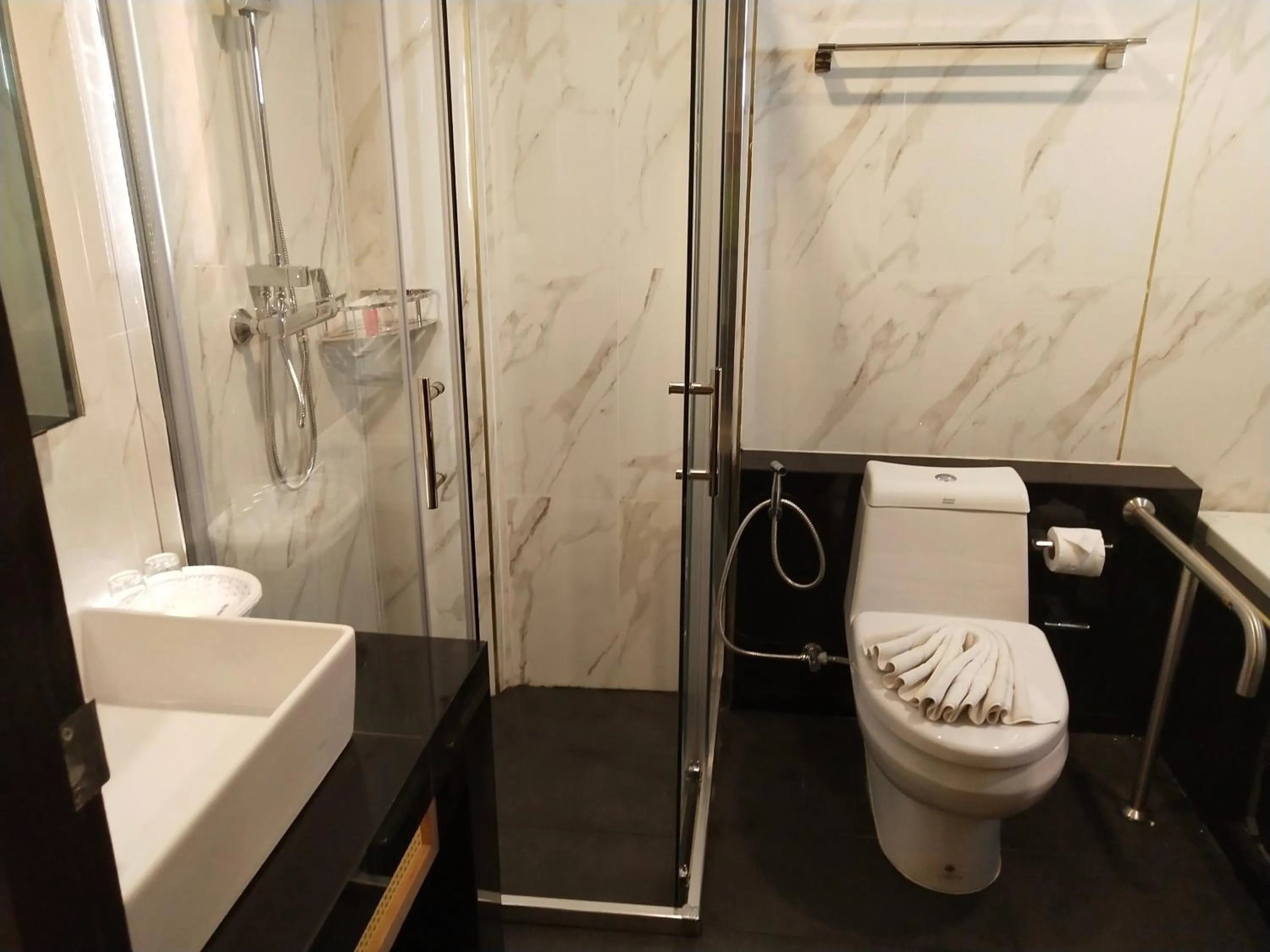 Bathroom in Hotel De Sripoom