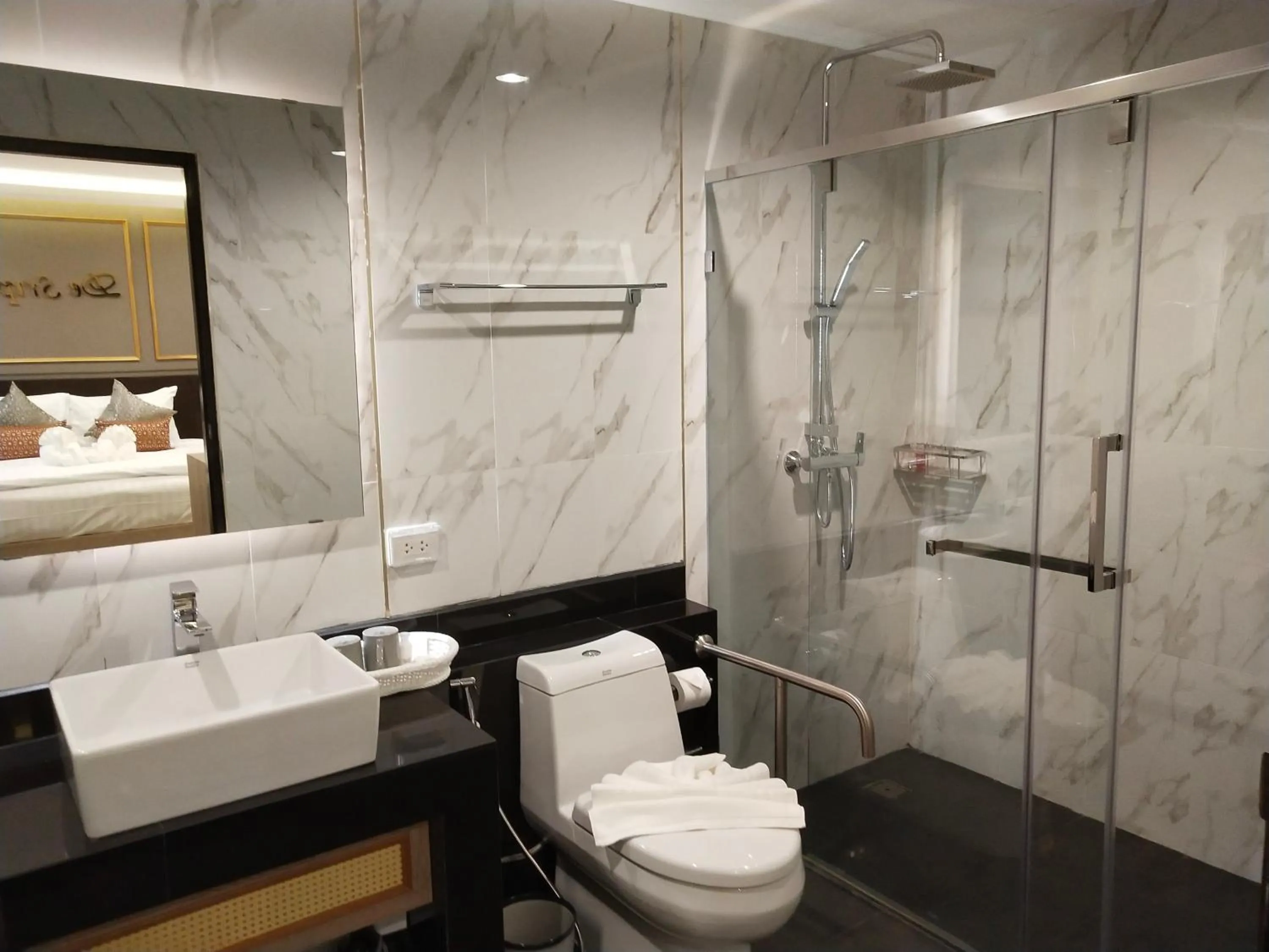 Bathroom in Hotel De Sripoom