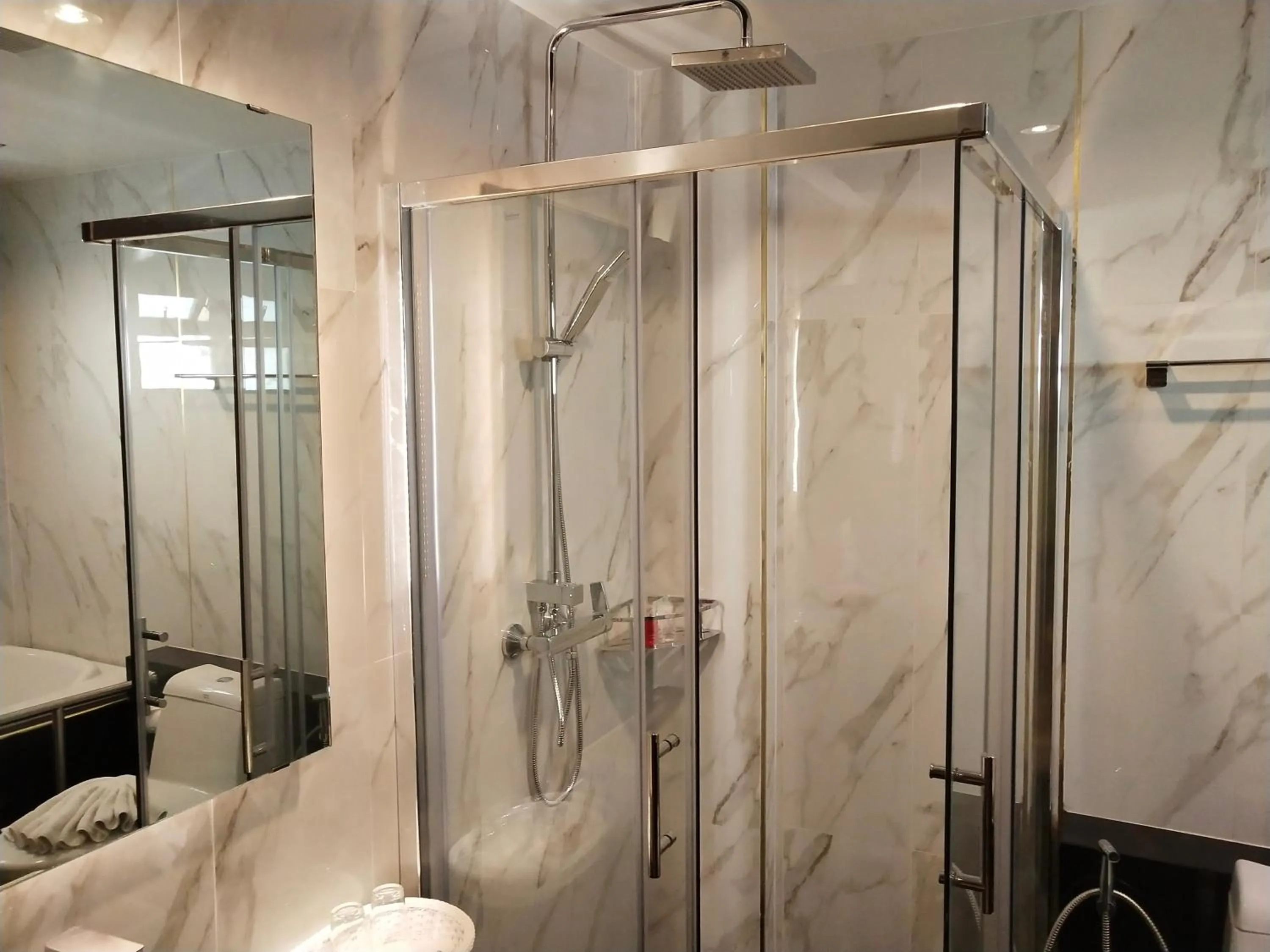 Bathroom in Hotel De Sripoom