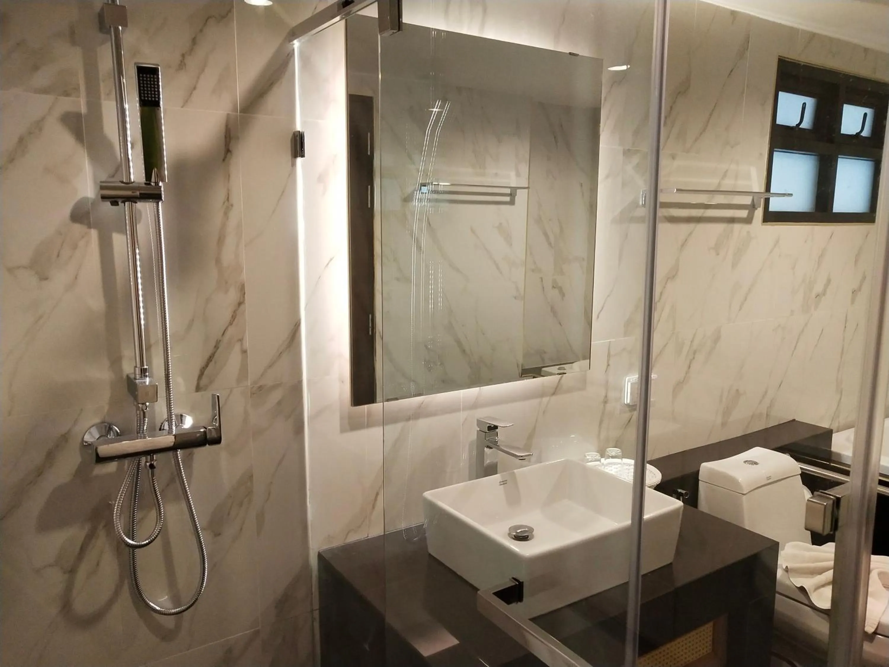 Bathroom in Hotel De Sripoom