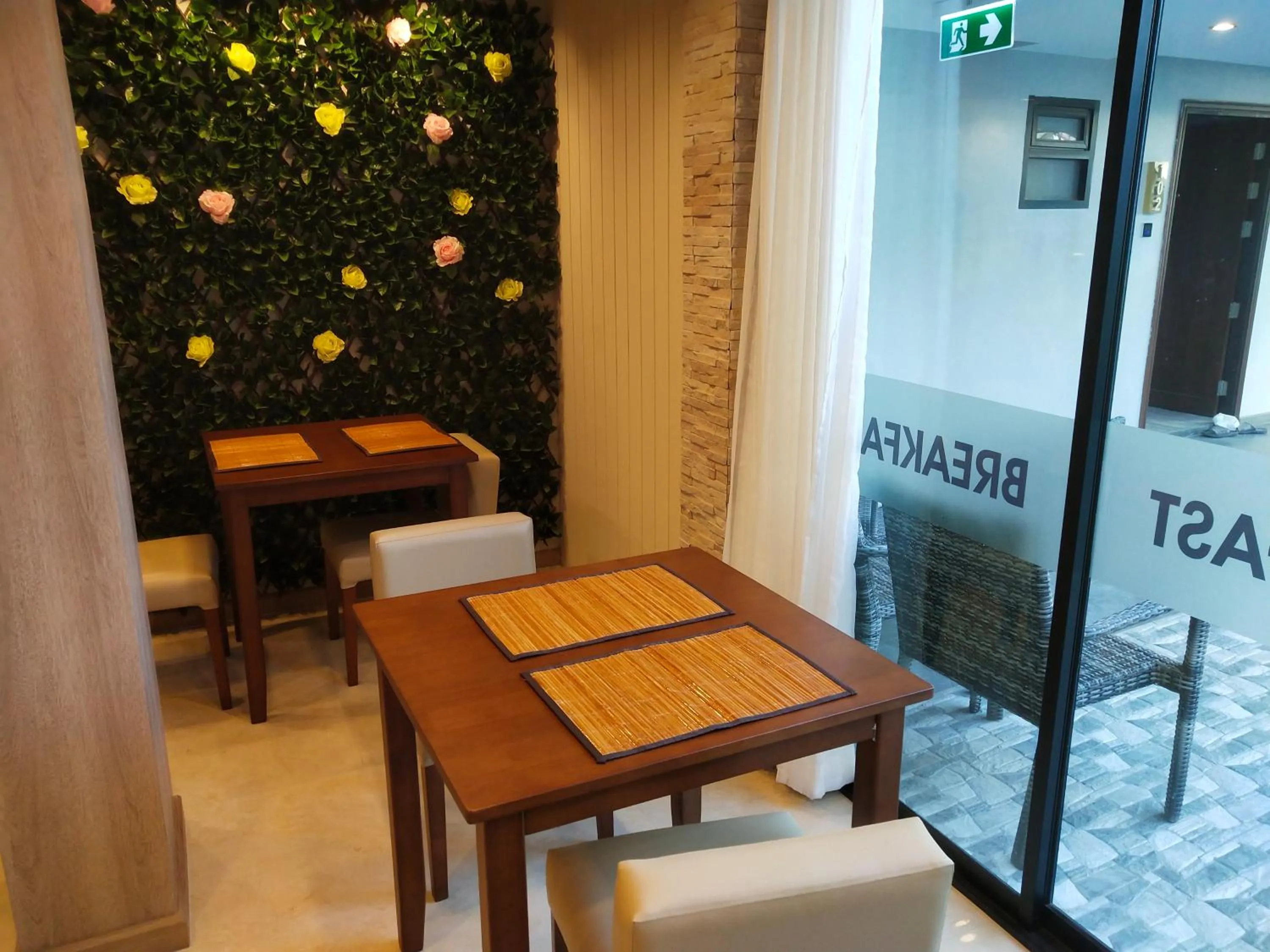 Restaurant/places to eat in Hotel De Sripoom