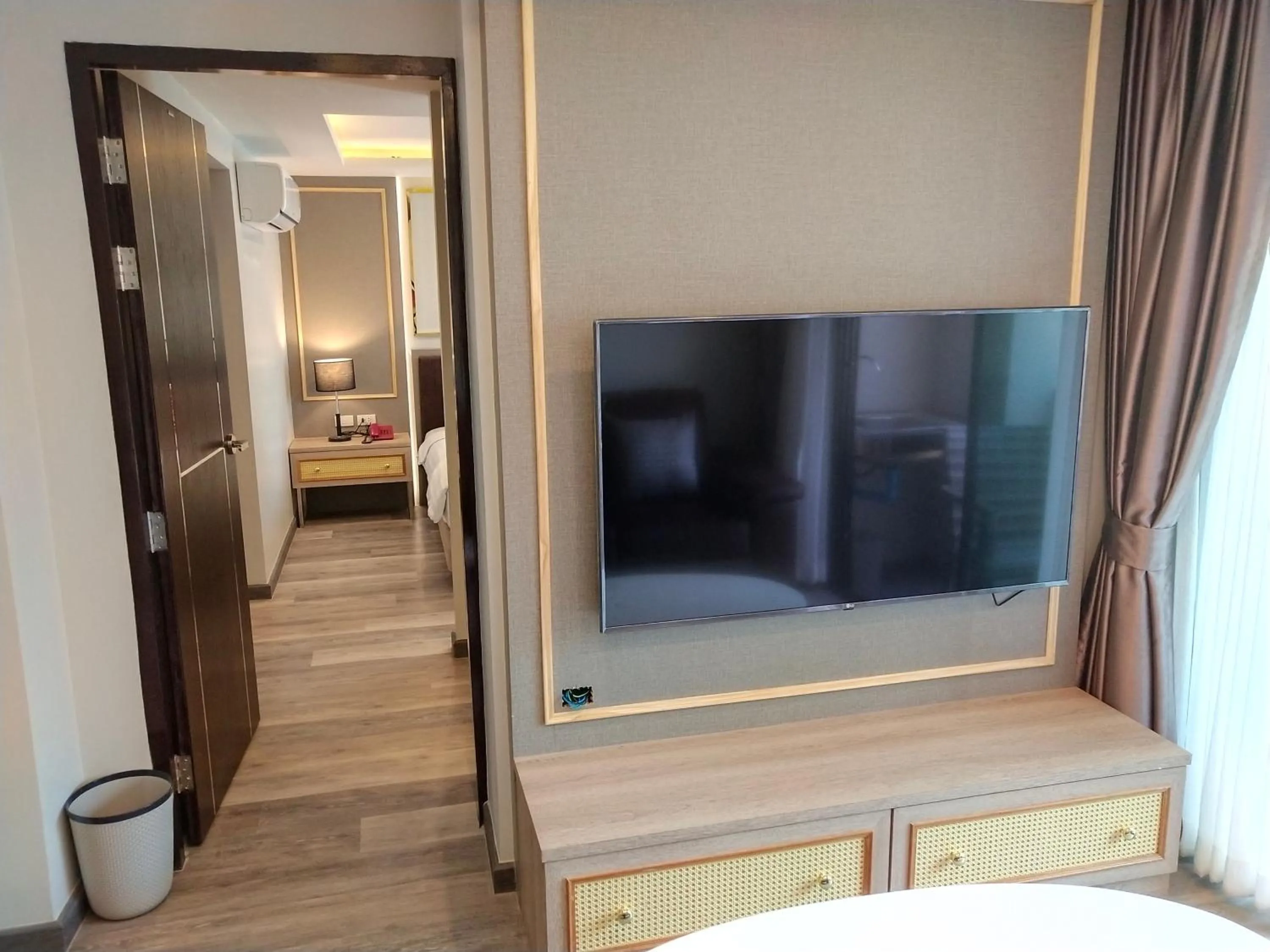 Communal lounge/ TV room, Bed in Hotel De Sripoom