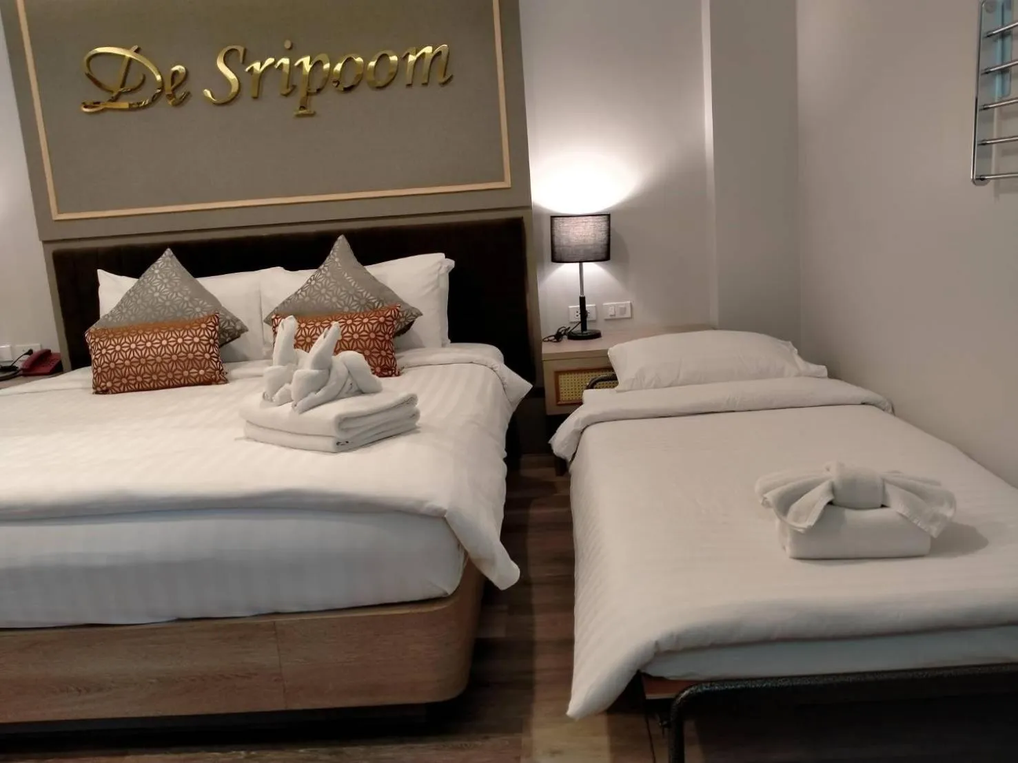 Bed in Hotel De Sripoom