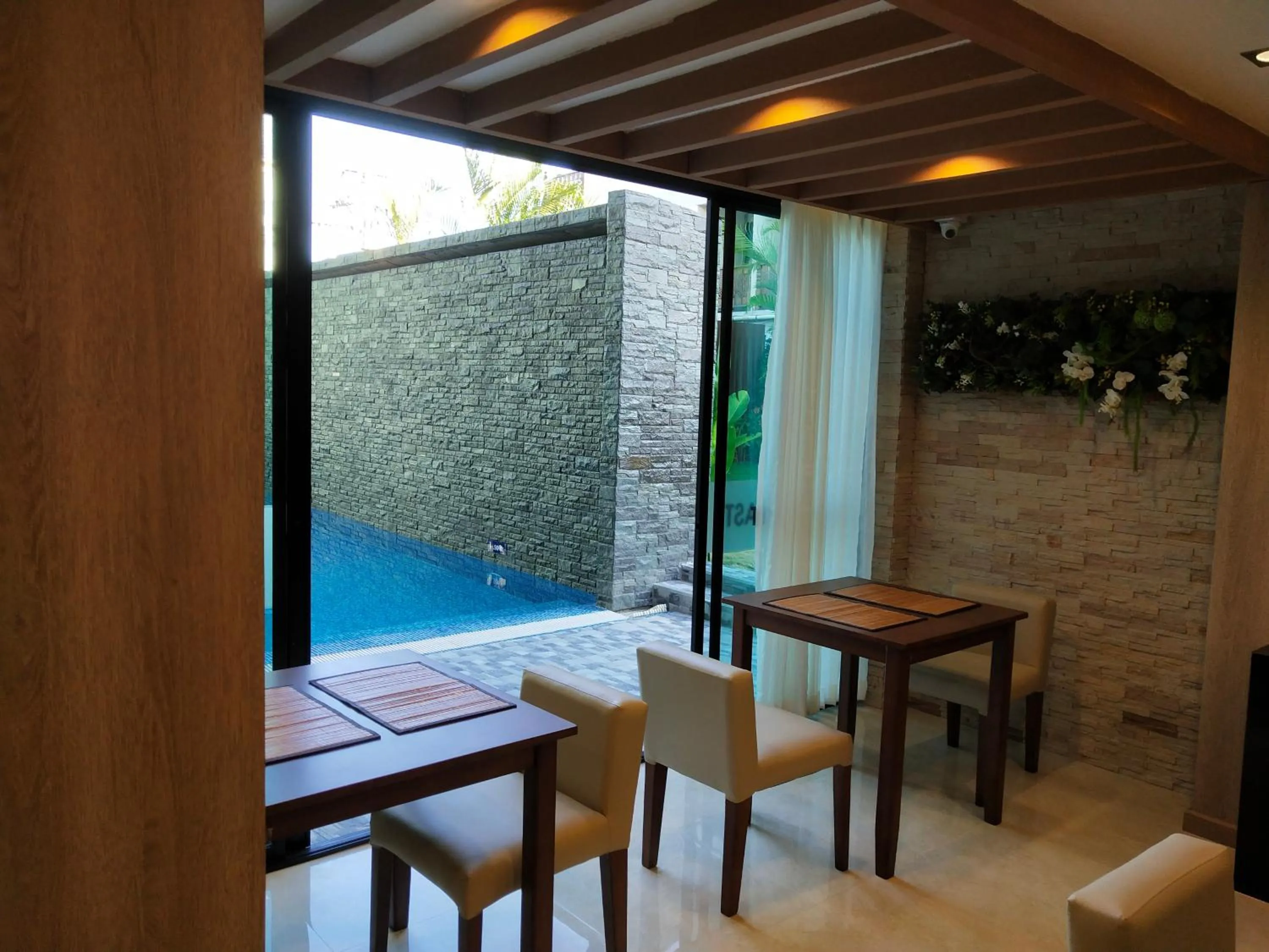 Restaurant/places to eat in Hotel De Sripoom