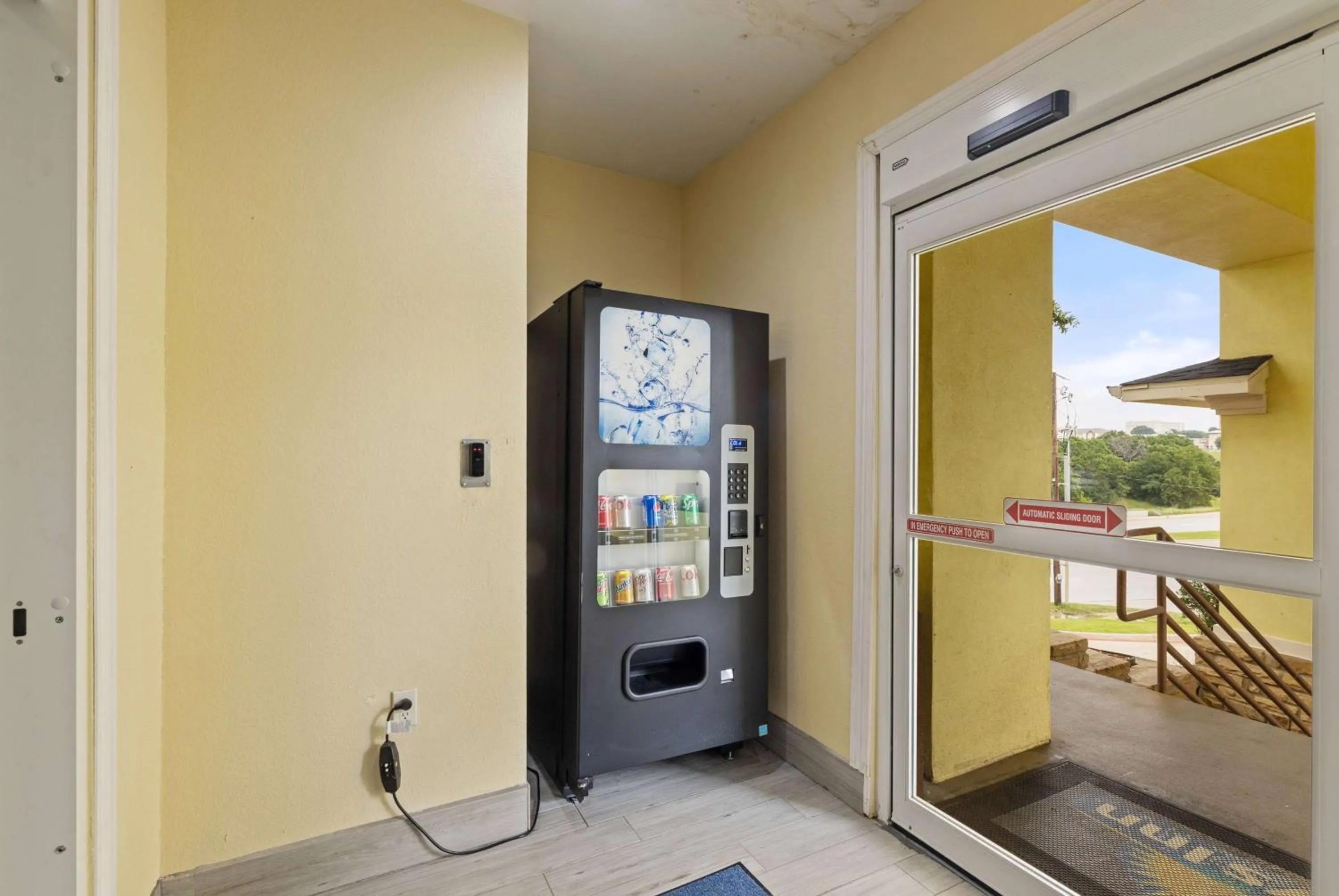 Food and drinks in Days Inn & Suites by Wyndham DFW Airport South-Euless