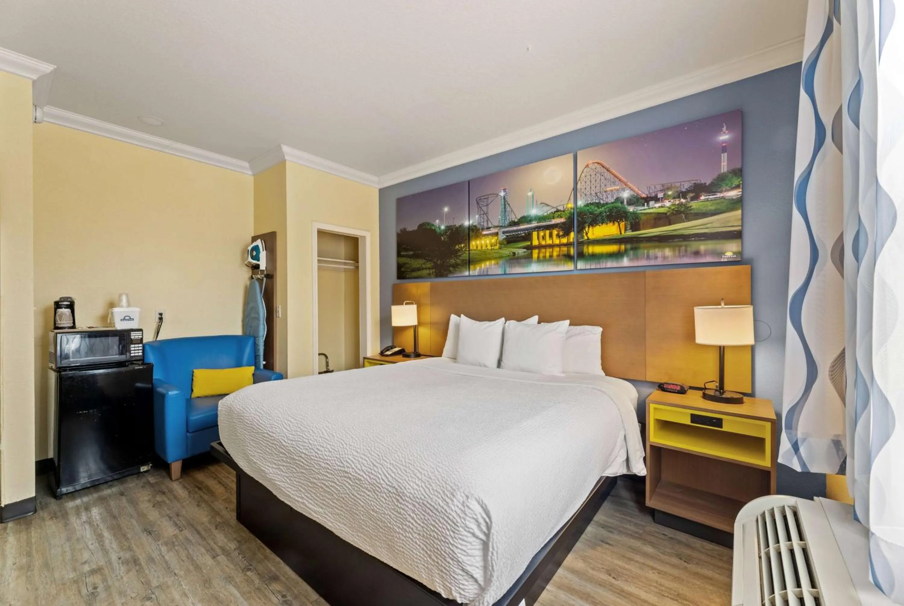 Photo of the whole room, Bed in Days Inn & Suites by Wyndham DFW Airport South-Euless