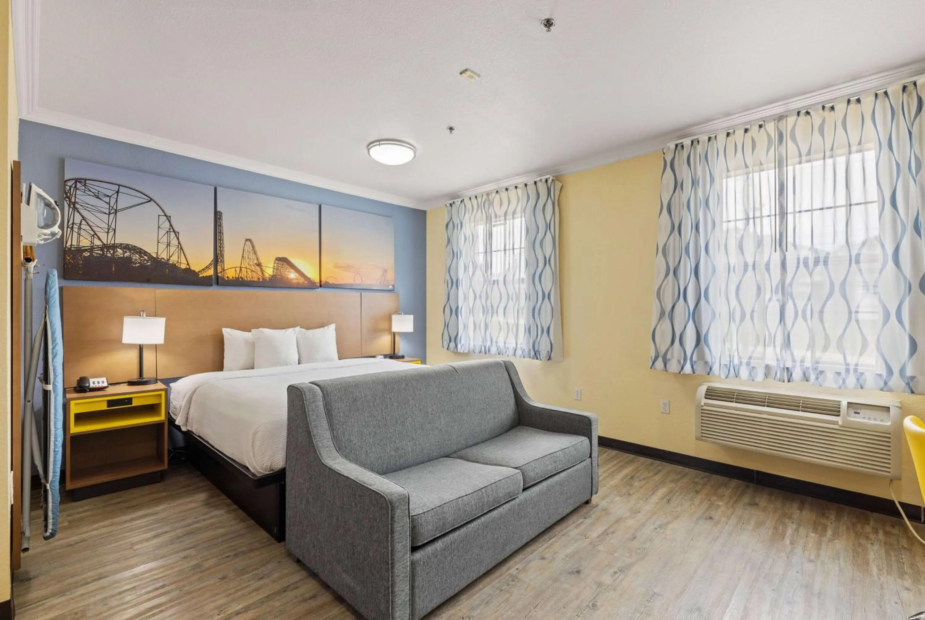 Photo of the whole room, Bed in Days Inn & Suites by Wyndham DFW Airport South-Euless