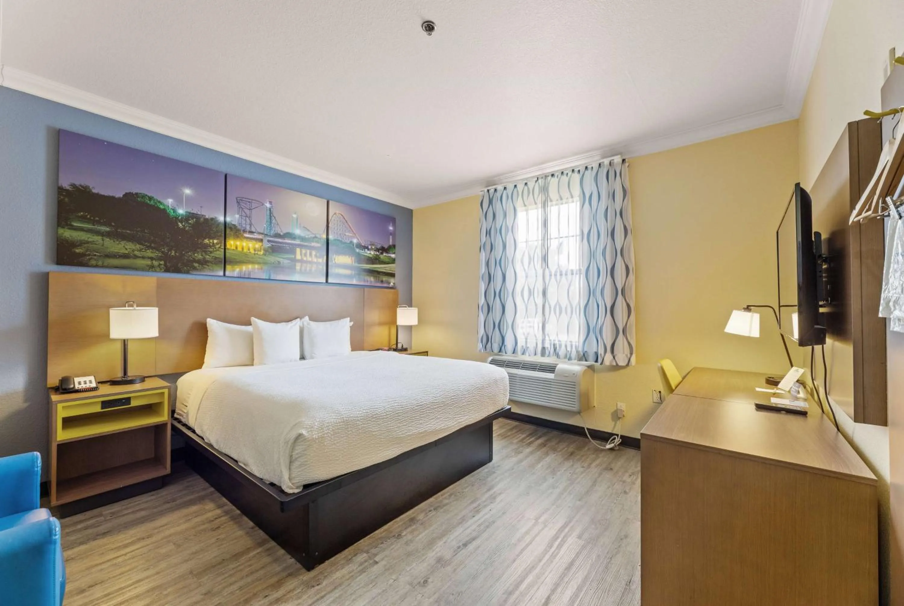 Photo of the whole room, Bed in Days Inn & Suites by Wyndham DFW Airport South-Euless