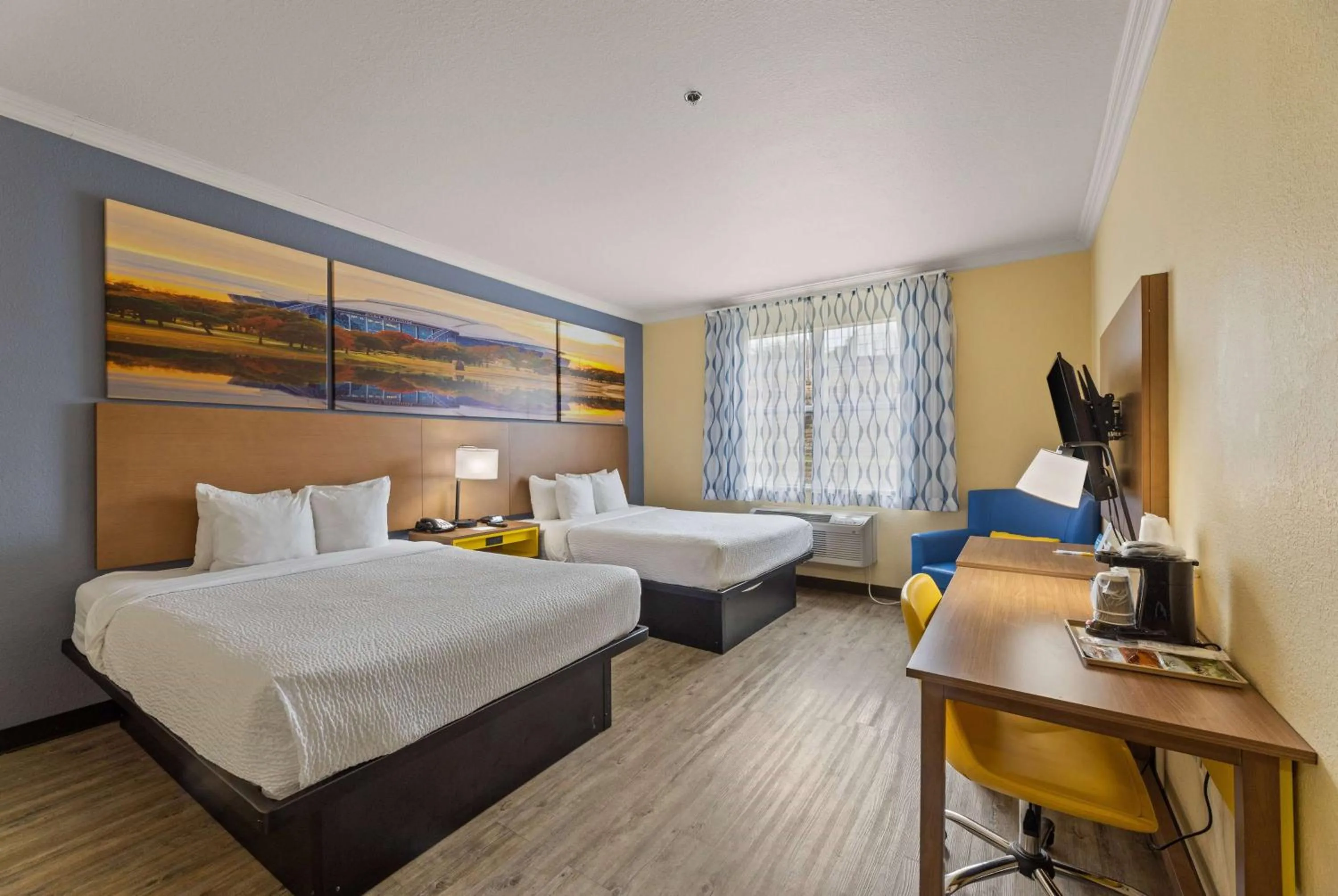 Photo of the whole room, Bed in Days Inn & Suites by Wyndham DFW Airport South-Euless