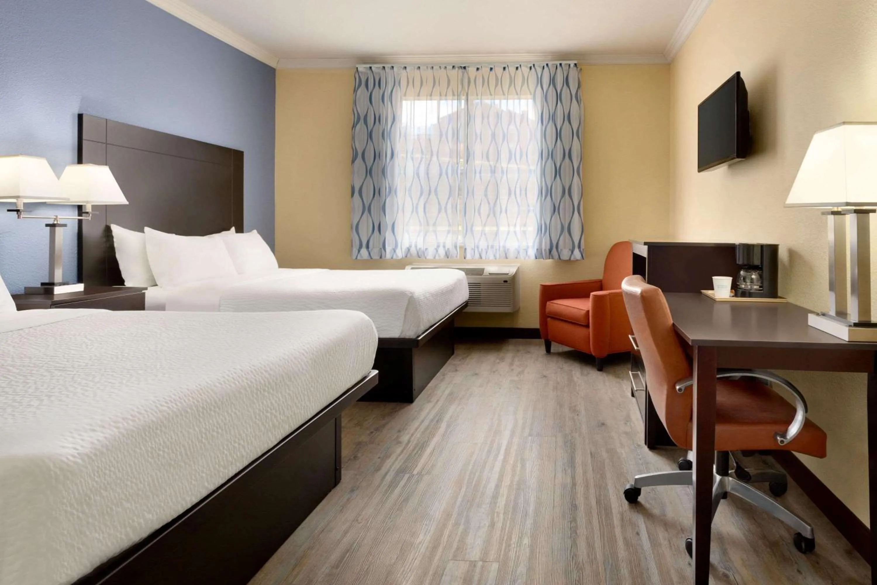 Photo of the whole room, Bed in Days Inn & Suites by Wyndham DFW Airport South-Euless