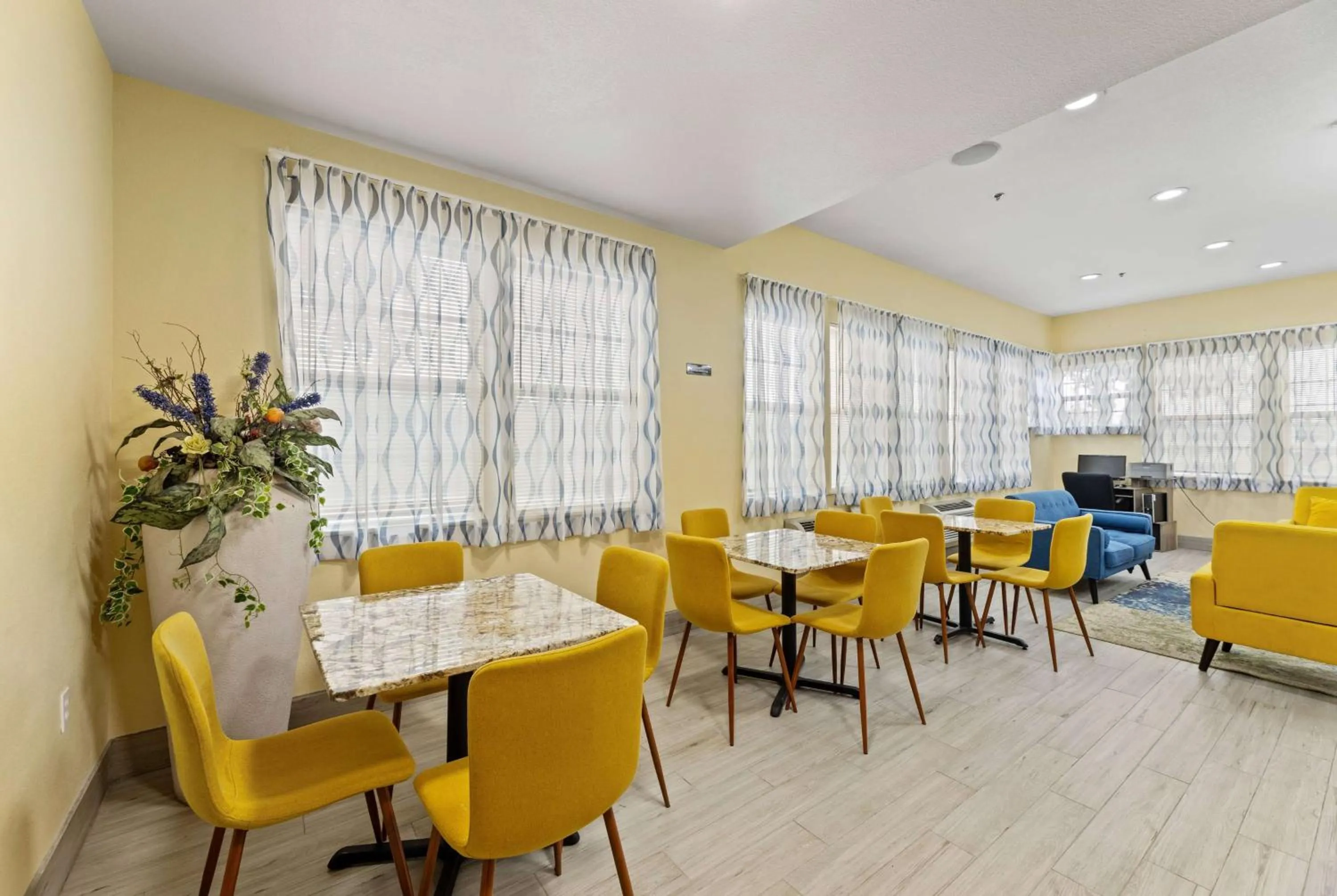 Breakfast in Days Inn & Suites by Wyndham DFW Airport South-Euless