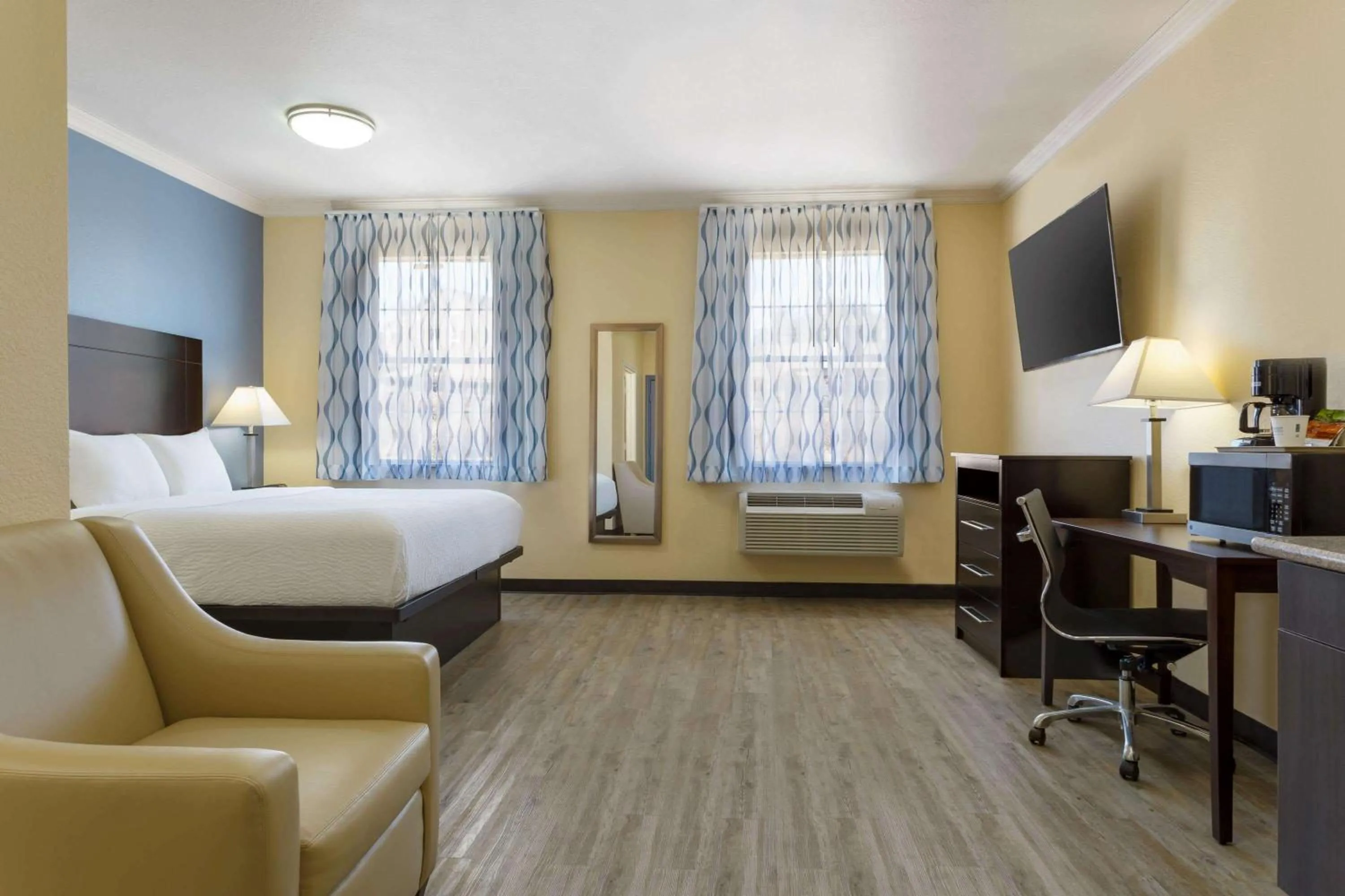 Photo of the whole room, Bed in Days Inn & Suites by Wyndham DFW Airport South-Euless