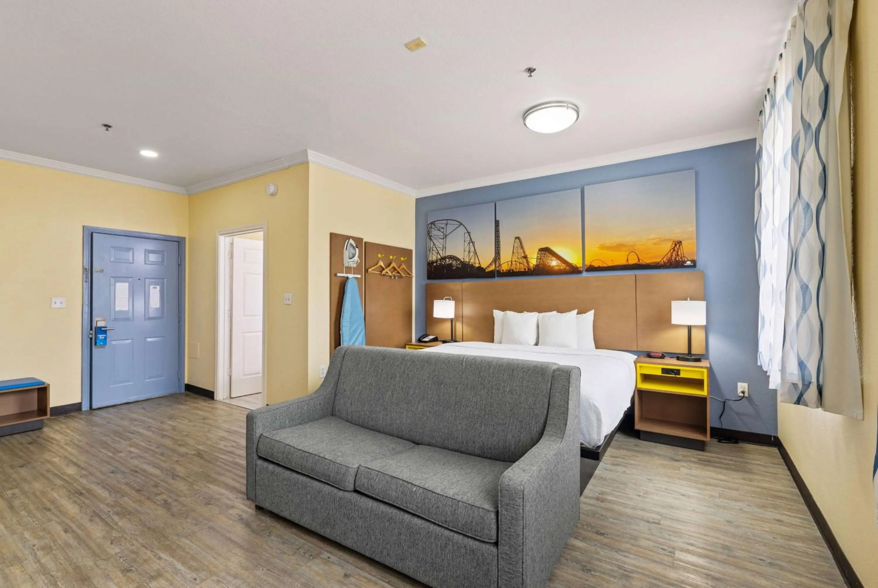 Photo of the whole room, Bed in Days Inn & Suites by Wyndham DFW Airport South-Euless