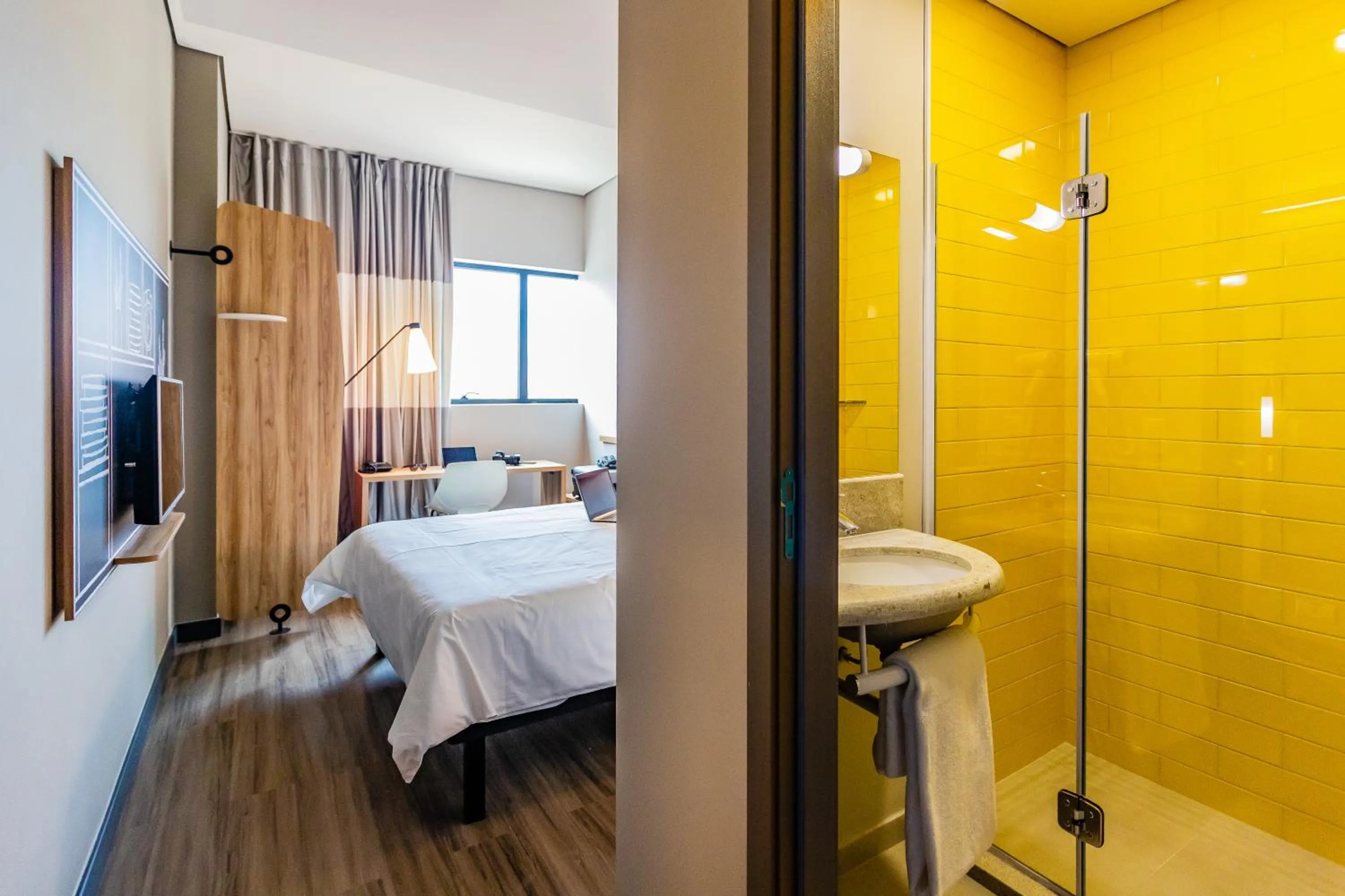Bathroom, Bed in ibis Palmas Avenida JK