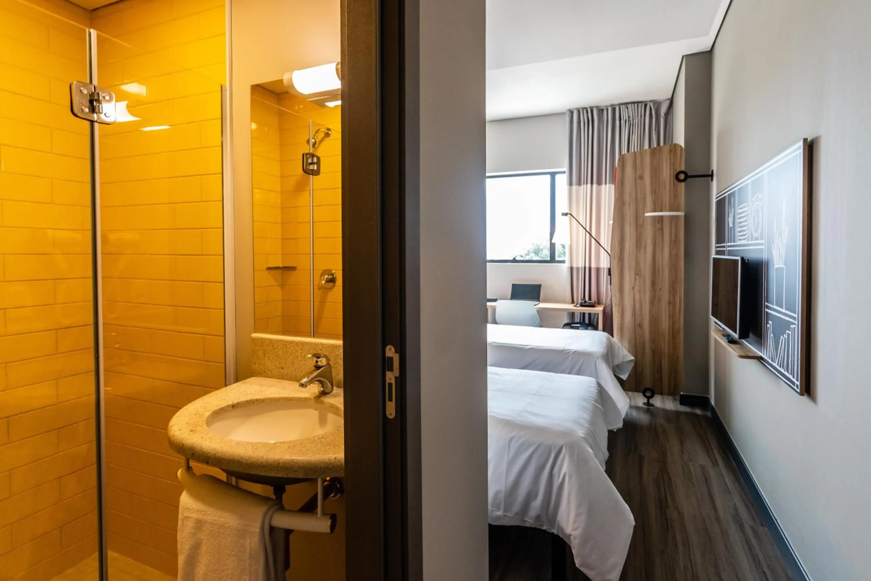 Bathroom, Bed in ibis Palmas Avenida JK