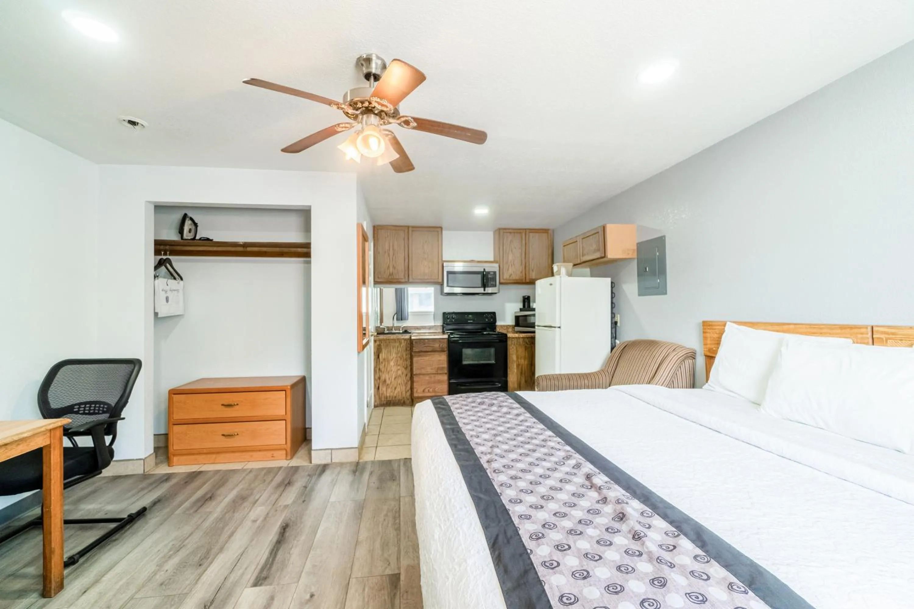 Bedroom, Bed in Purple Sage By OYO Snyder TX