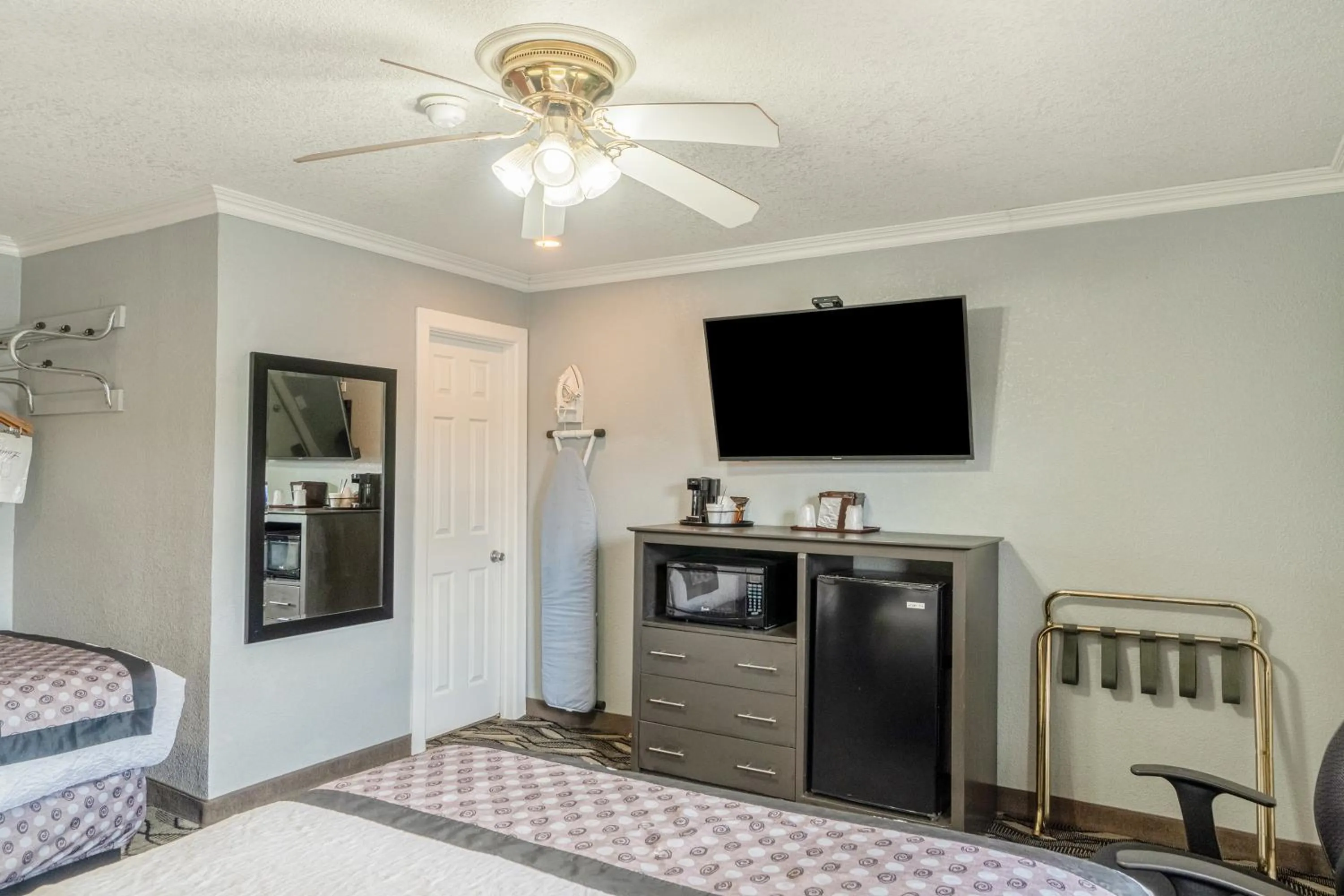 Bedroom, Bed in Purple Sage By OYO Snyder TX