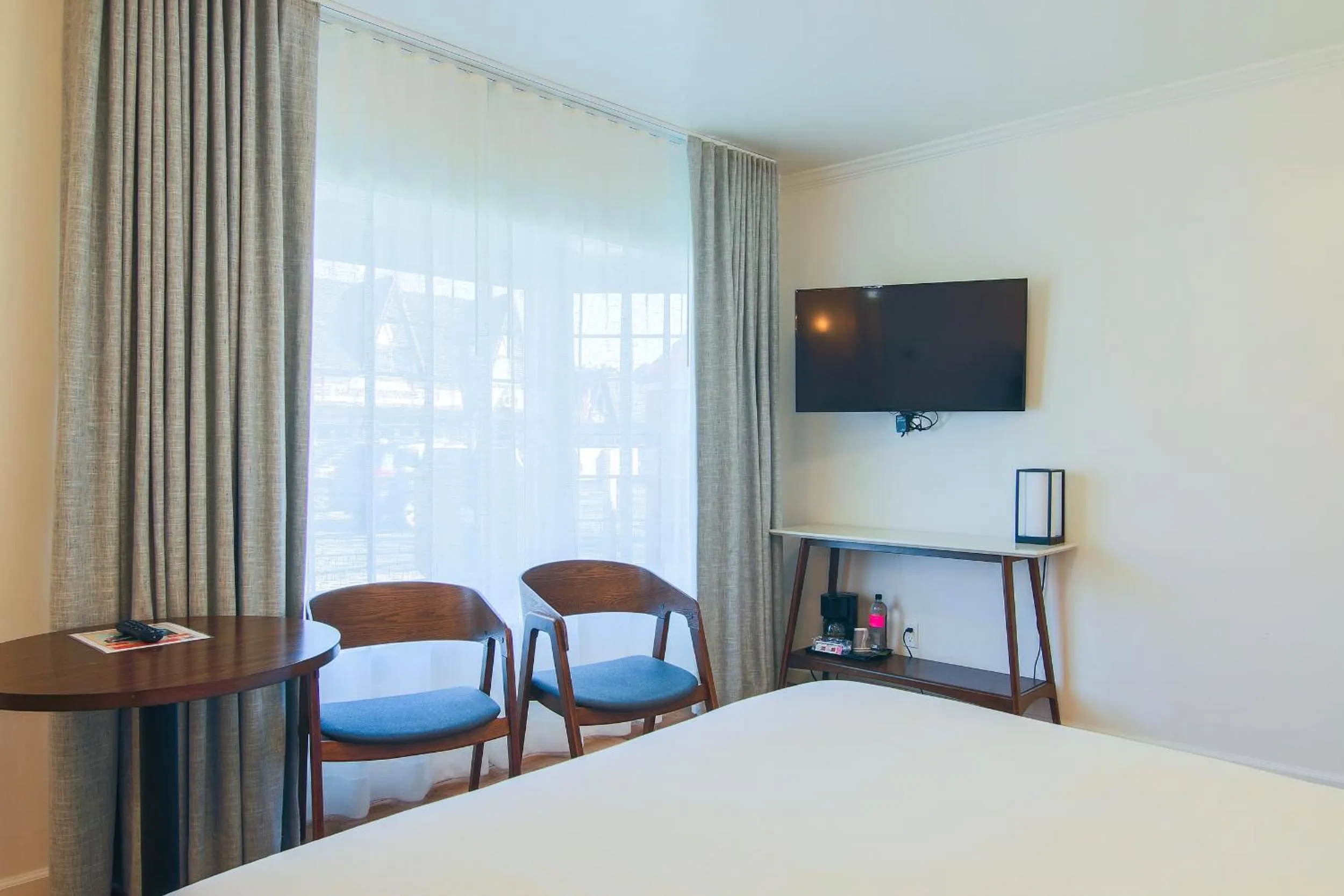 Bed in Solvang Inn & Cottages