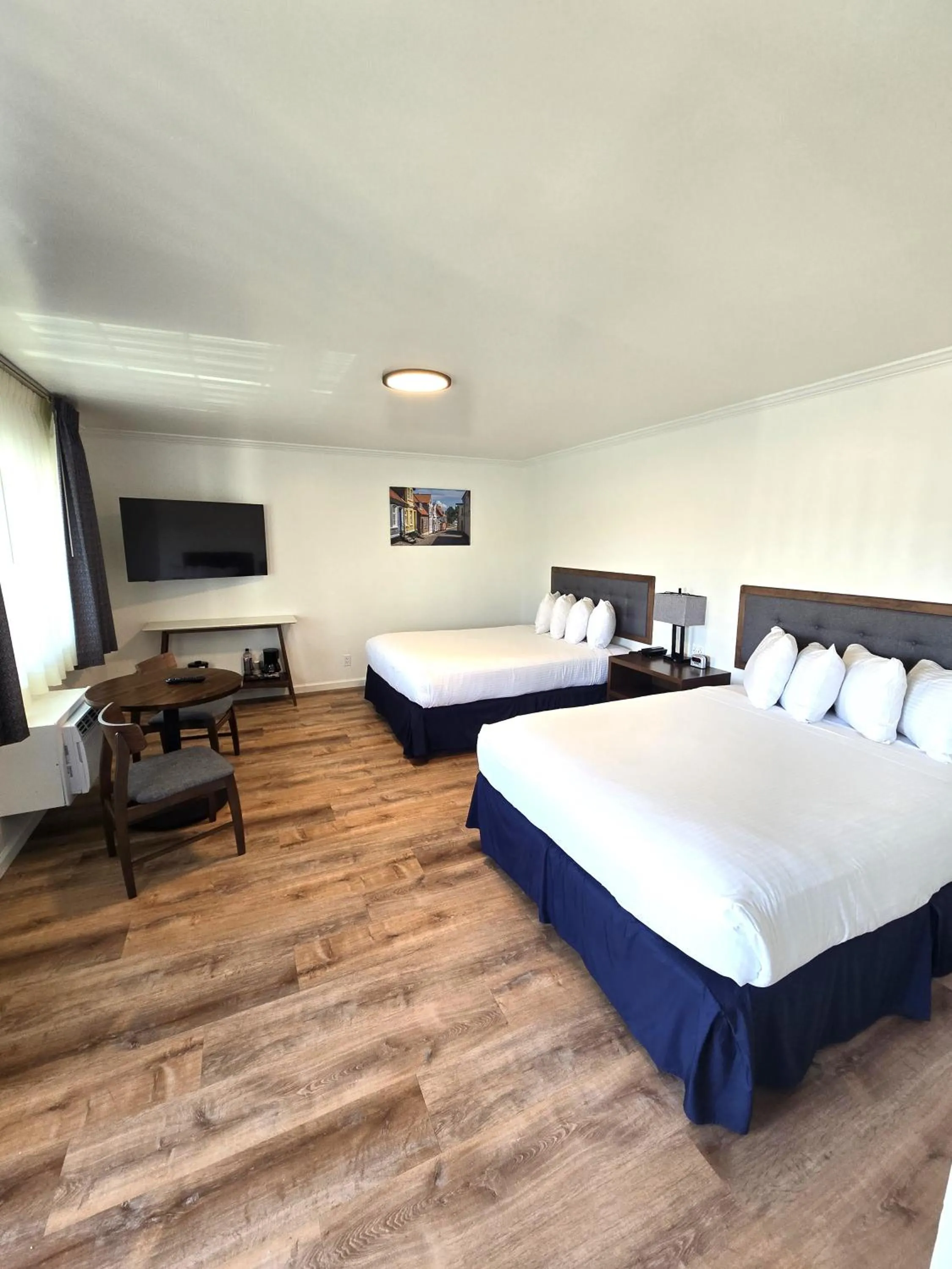 Bed in Solvang Inn & Cottages