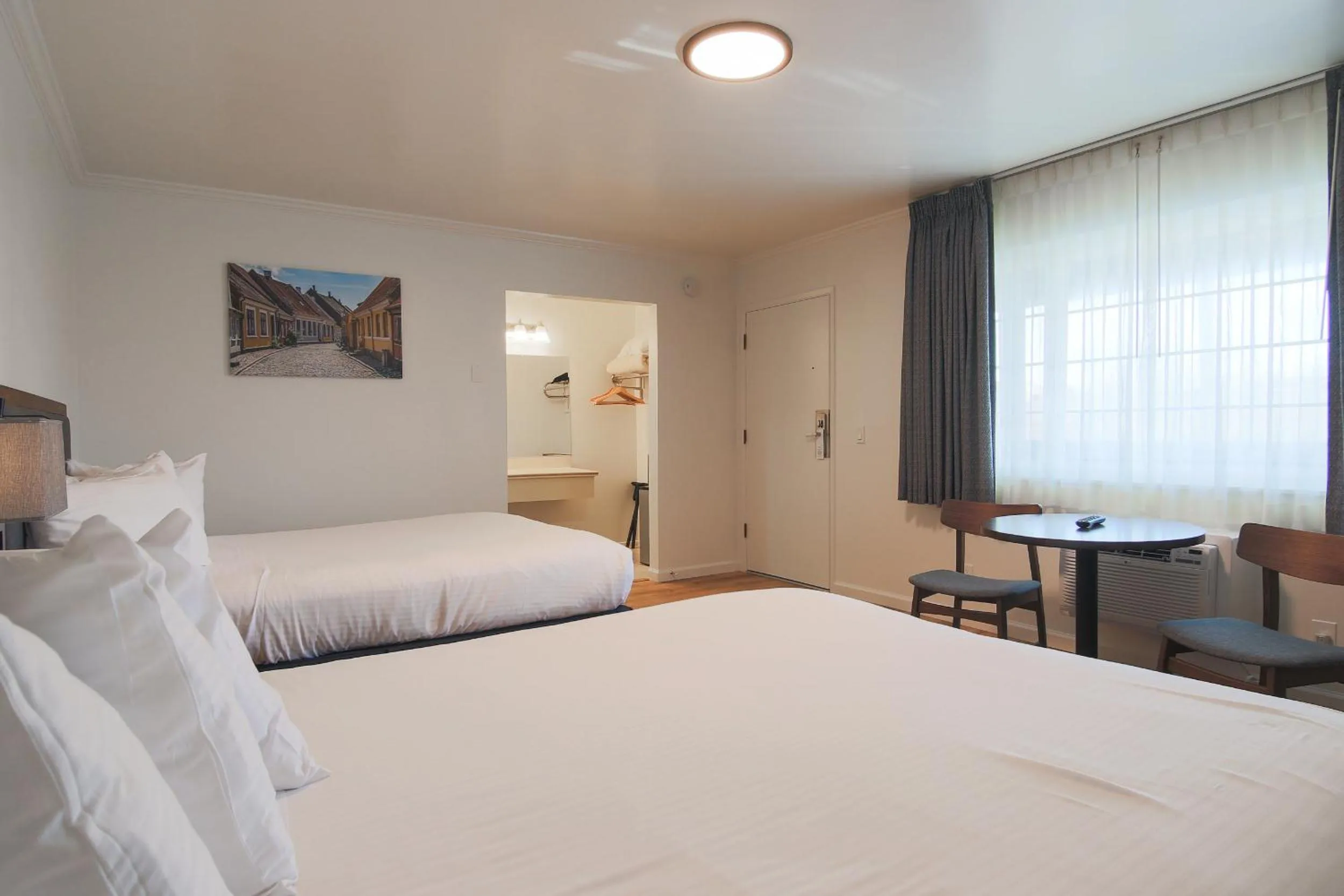 Bed in Solvang Inn & Cottages