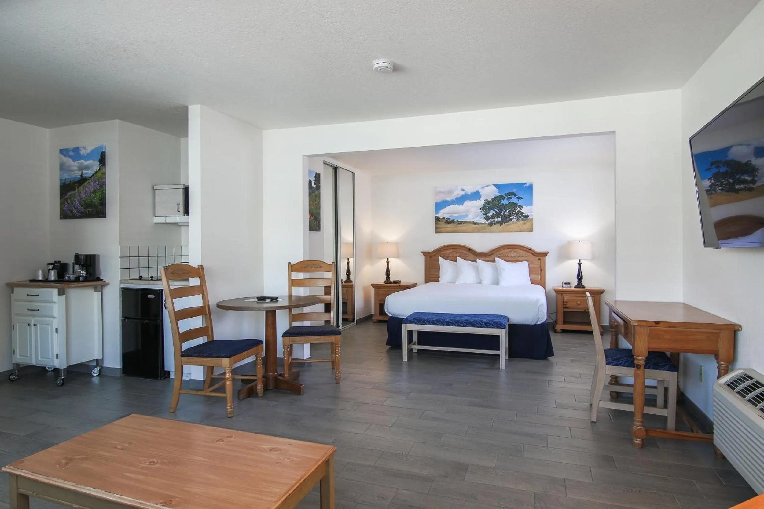 Photo of the whole room, Bed in Solvang Inn & Cottages