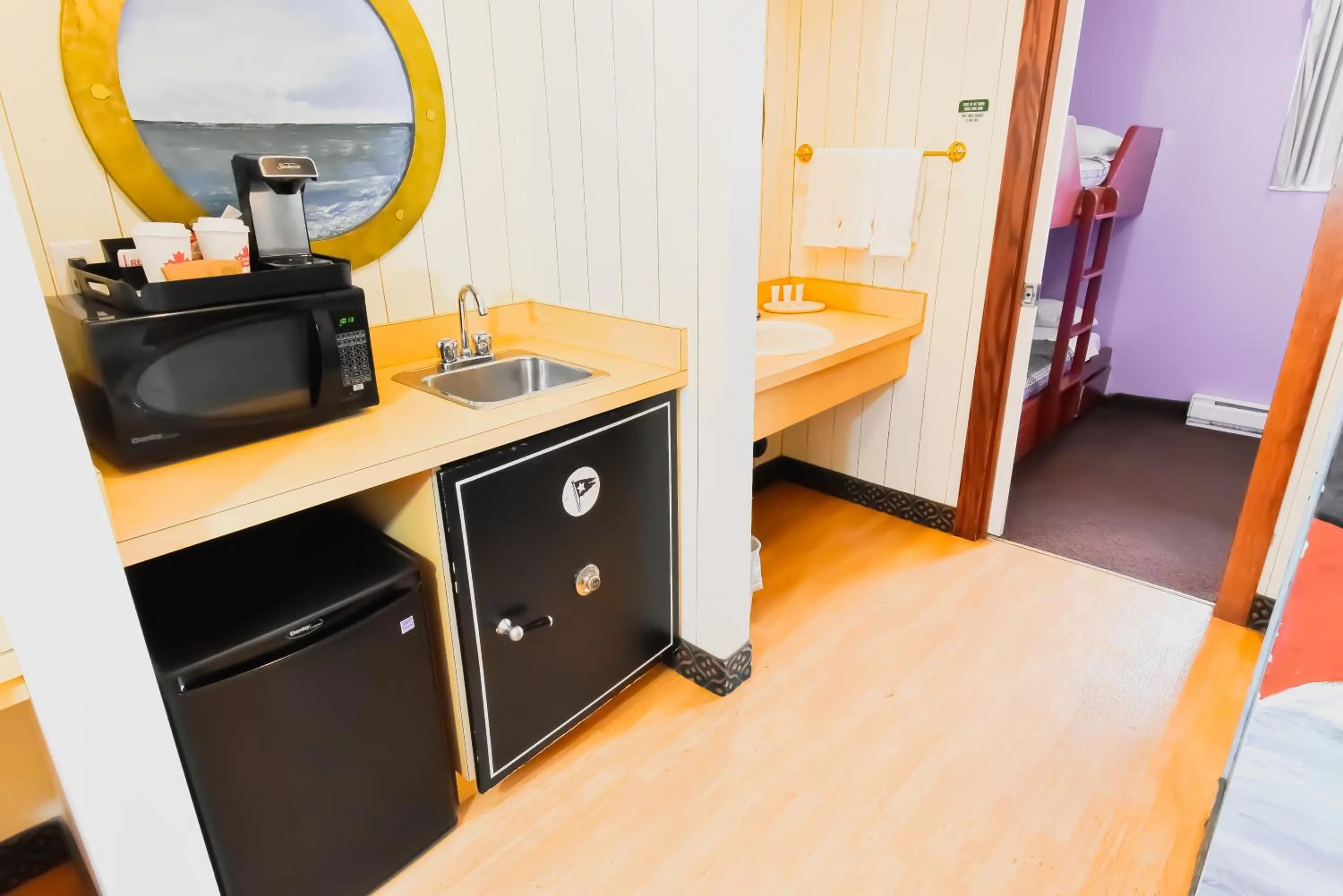 Coffee/tea facilities, Bed in Canad Inns Destination Centre Fort Garry