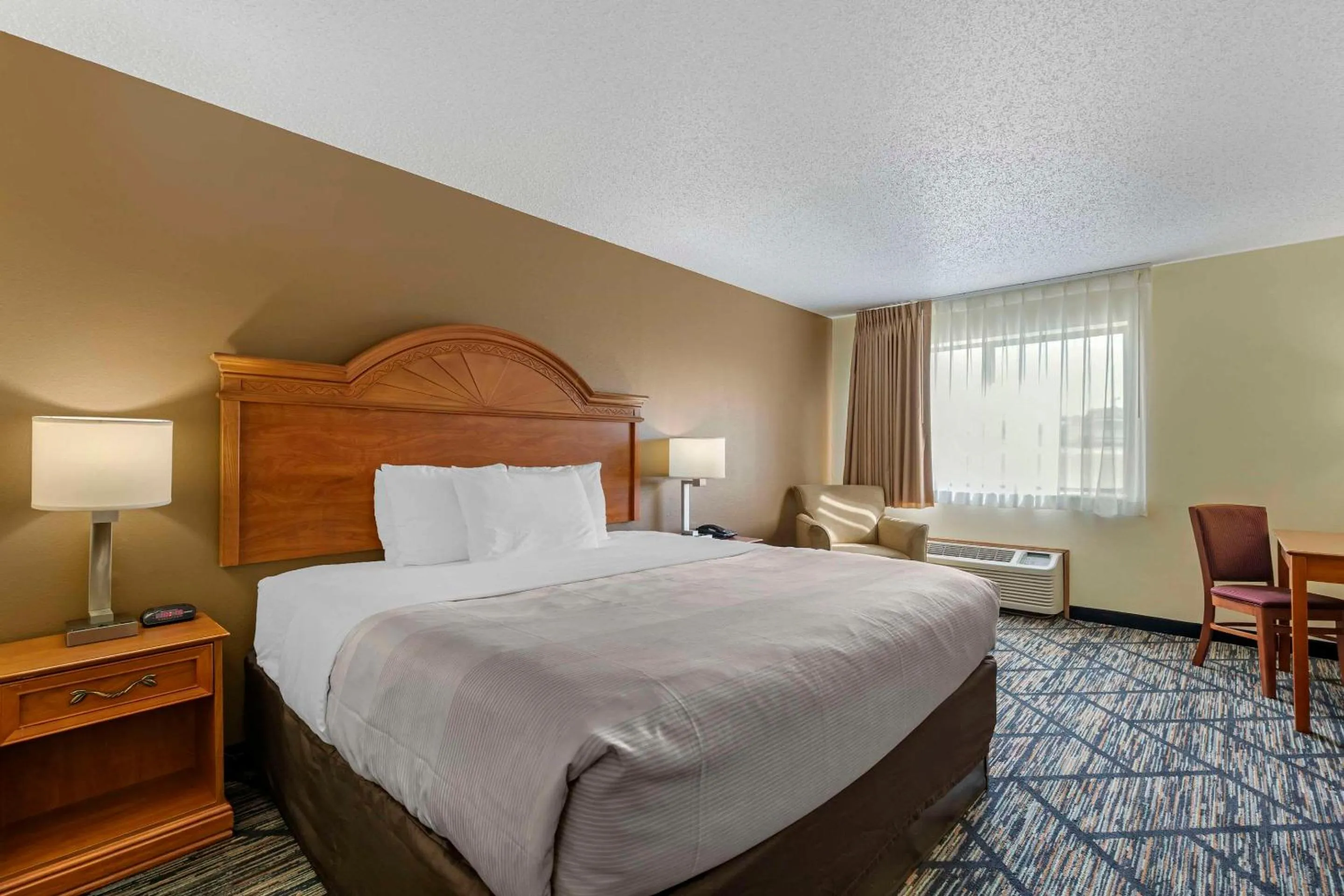 Bedroom, Bed in Quality Inn Indianola