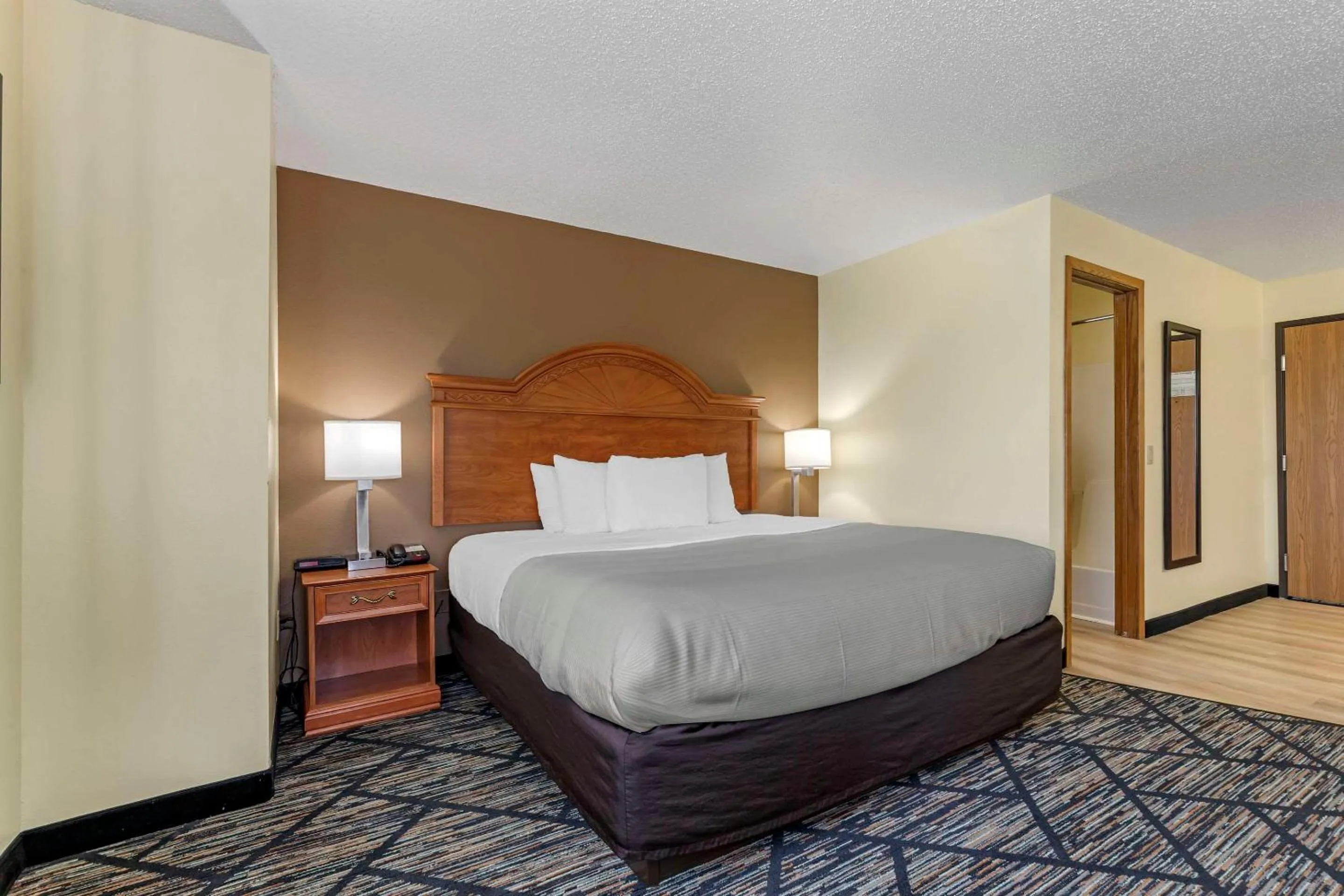 Bedroom, Bed in Quality Inn Indianola