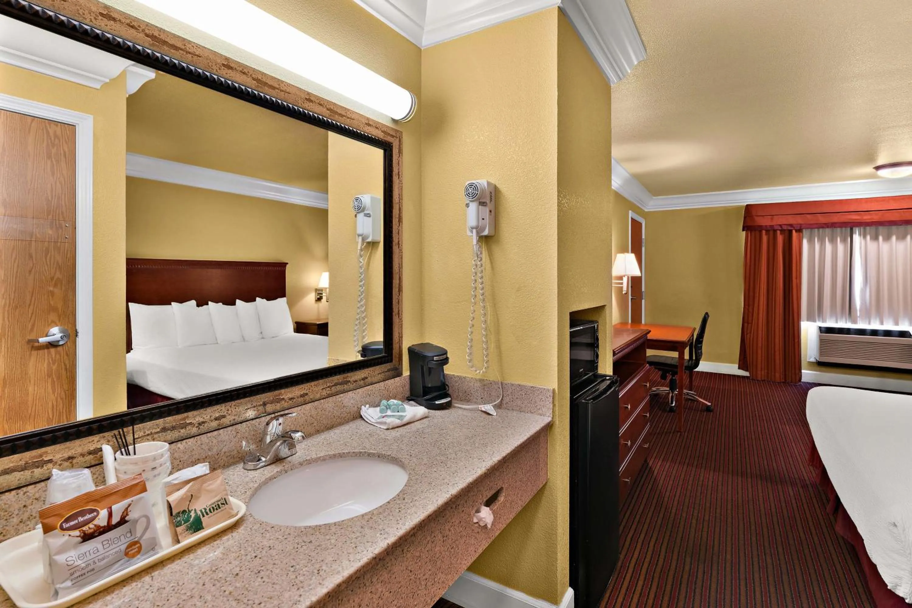 Bathroom, Bed in Best Western Willits Inn