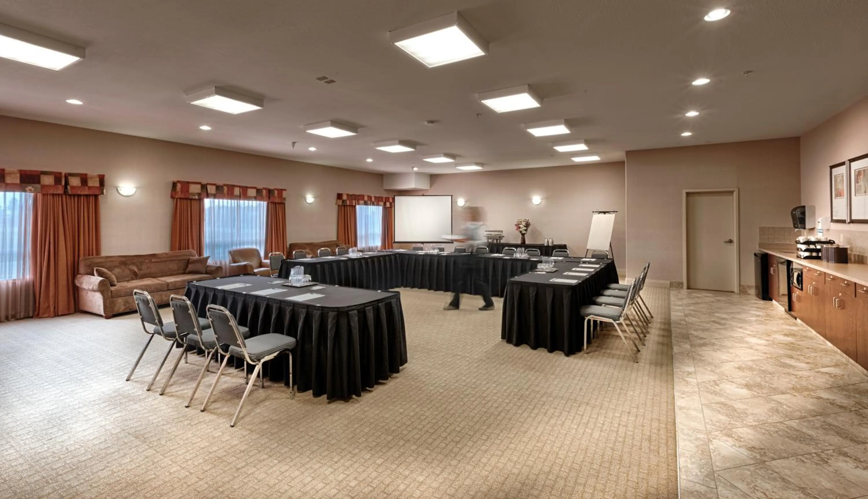 Business facilities in Canalta Oyen