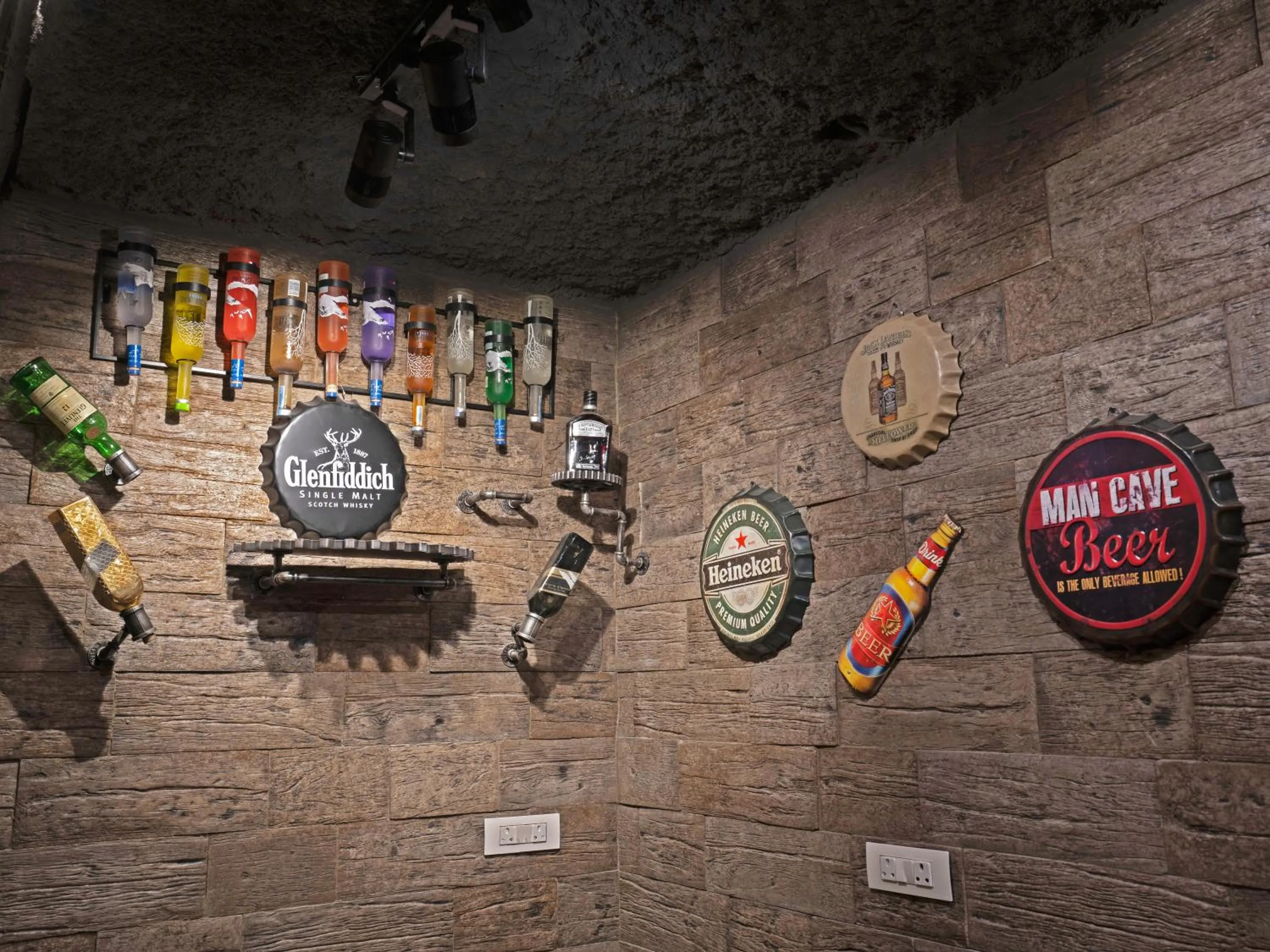 Restaurant/places to eat in Hotel Gems Inn