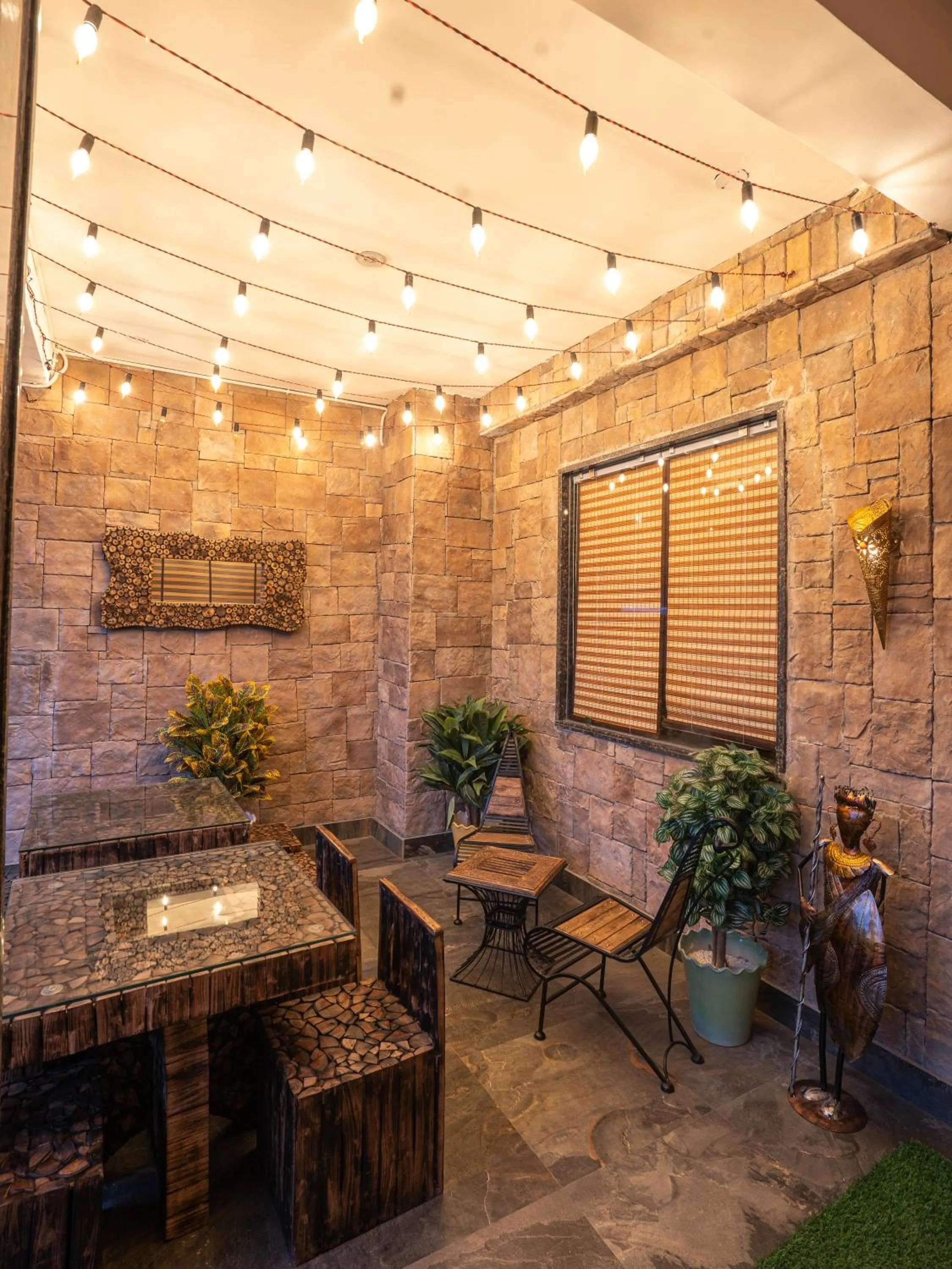 Restaurant/places to eat in Hotel Gems Inn