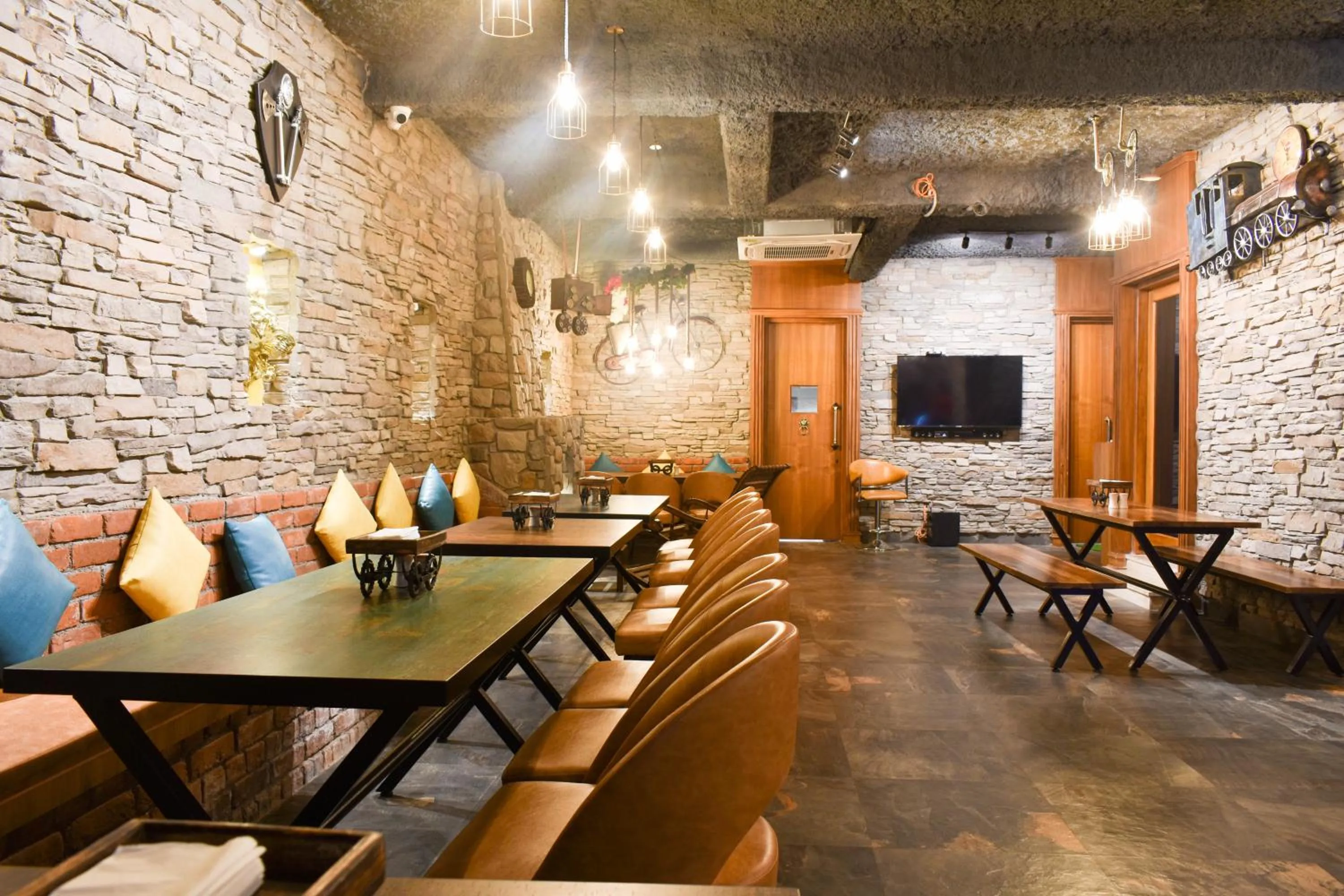 Restaurant/places to eat in Hotel Gems Inn