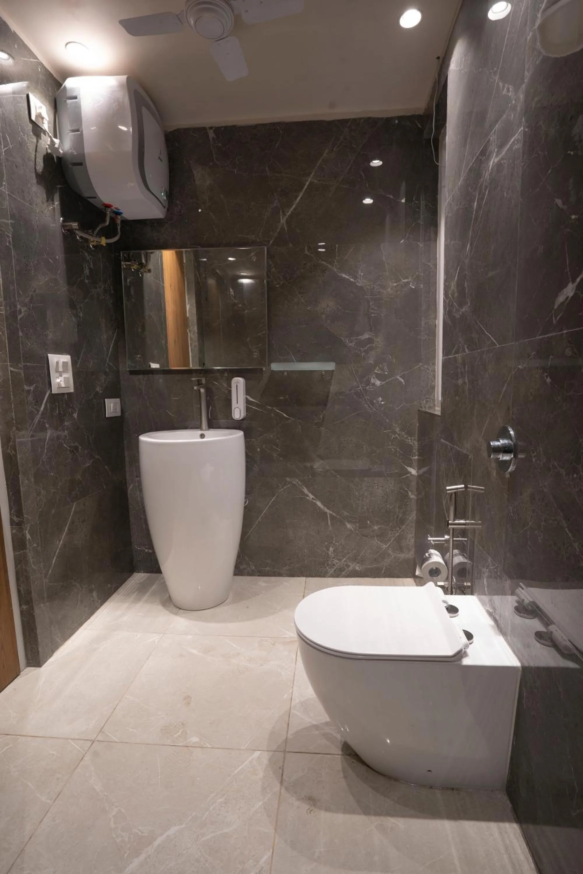 Shower in Hotel Gems Inn