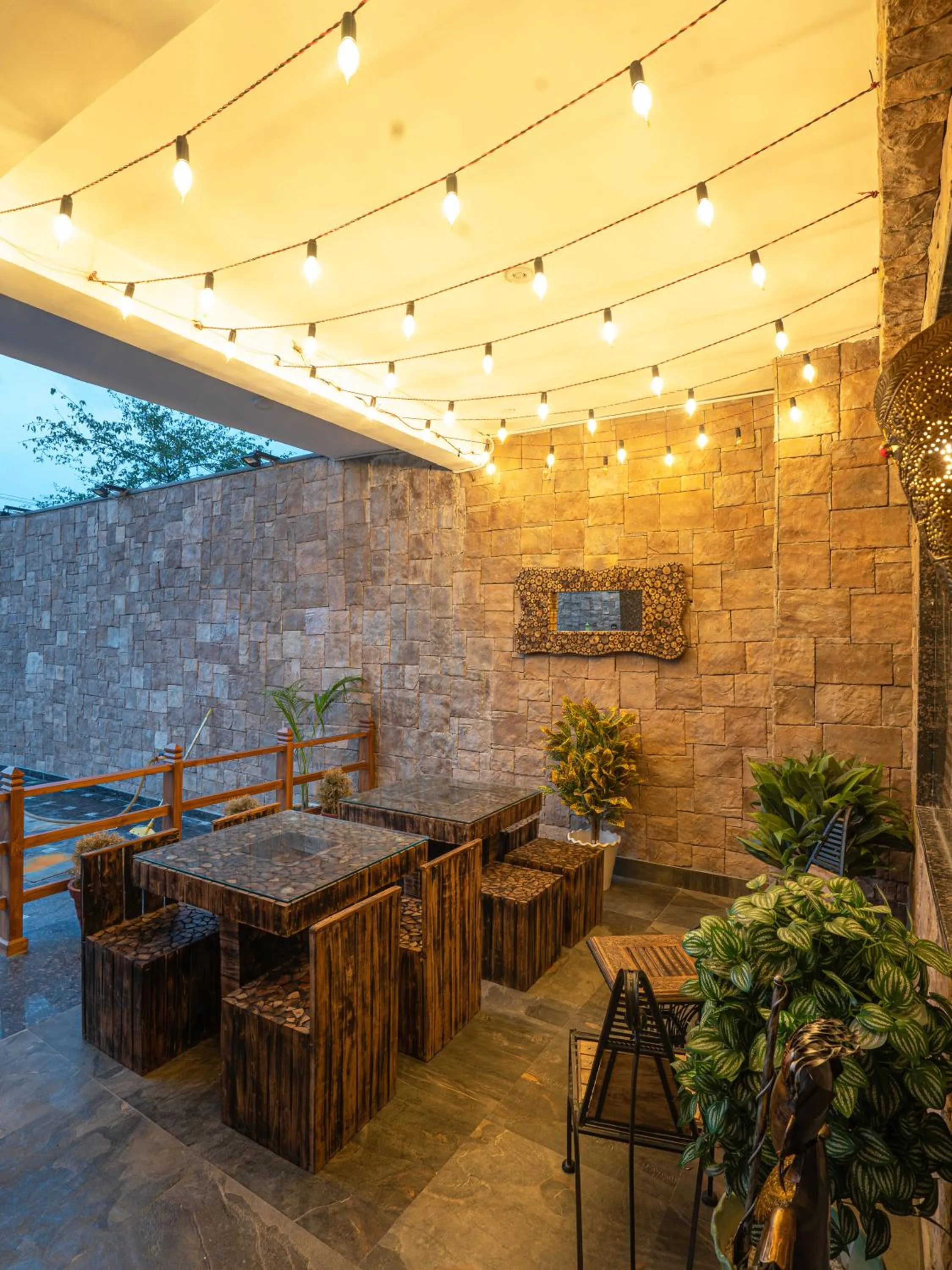 Restaurant/places to eat in Hotel Gems Inn