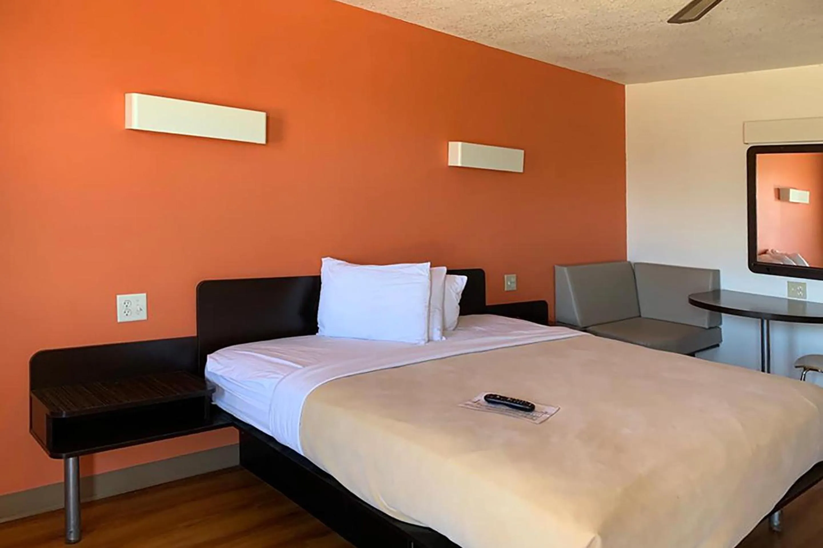 Bedroom, Bed in Motel 6 Cameron MO