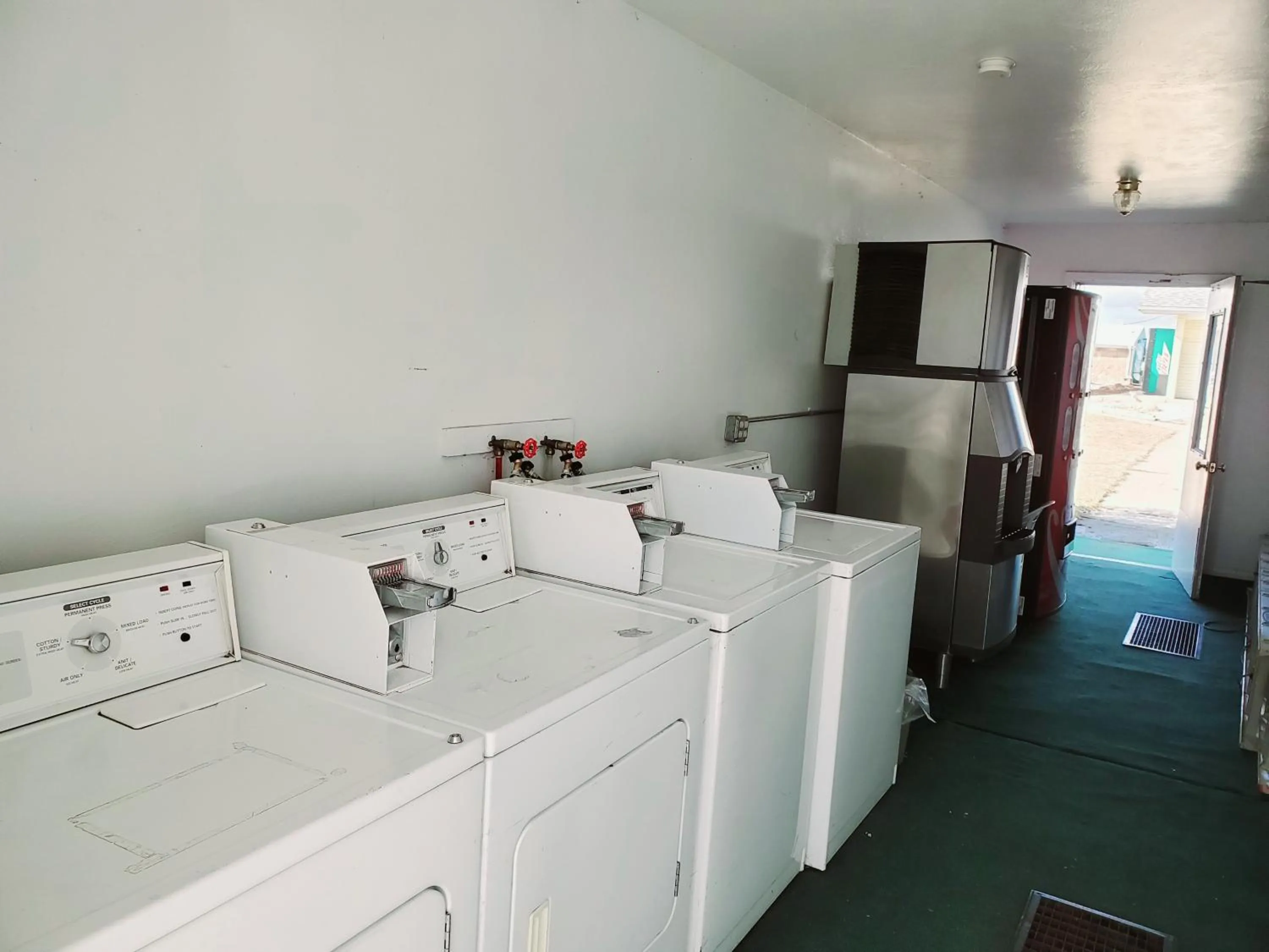 washing machine in The Budget Inn Express