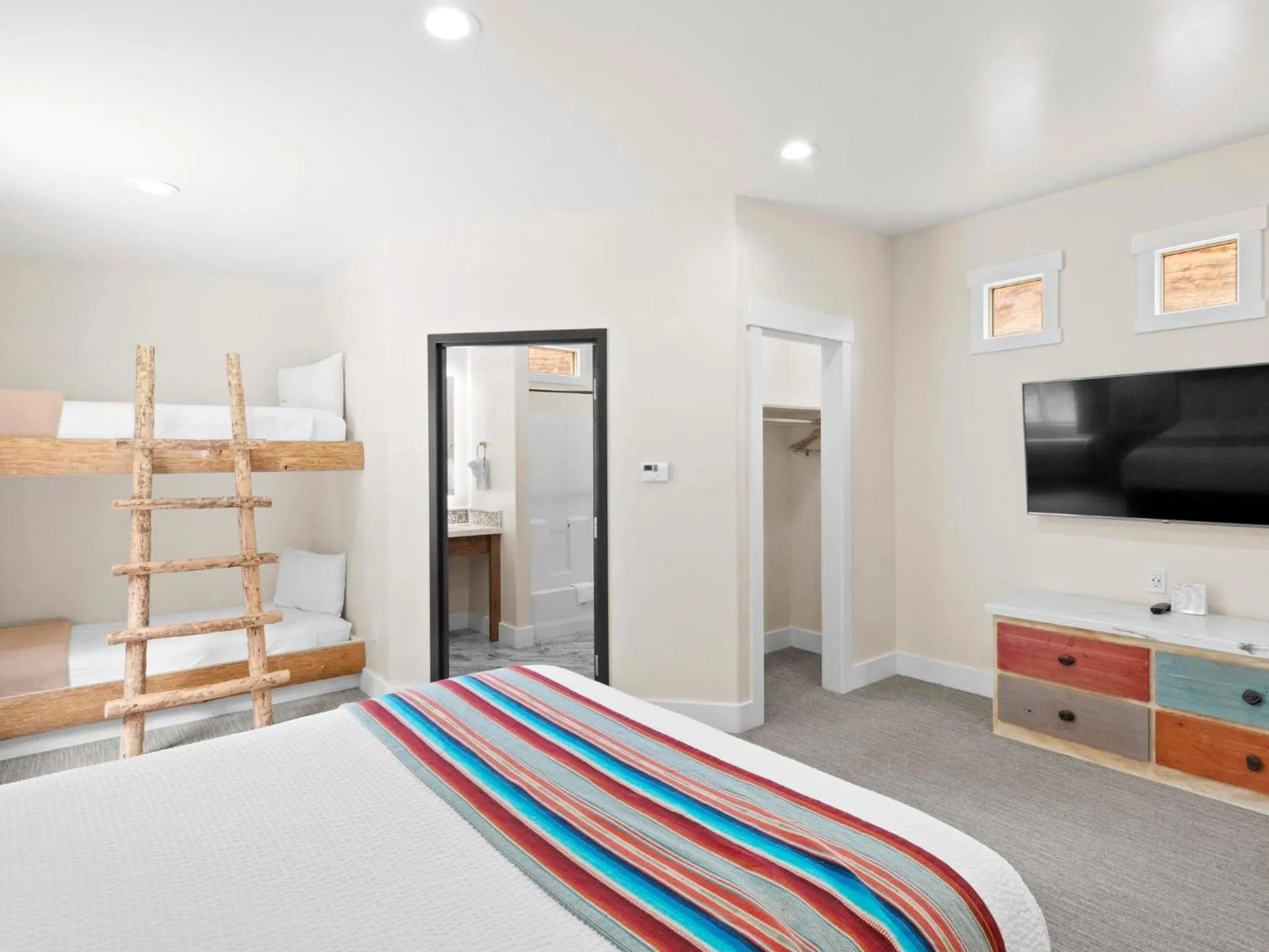 TV and multimedia, Bed in Bluff Dwellings Resort