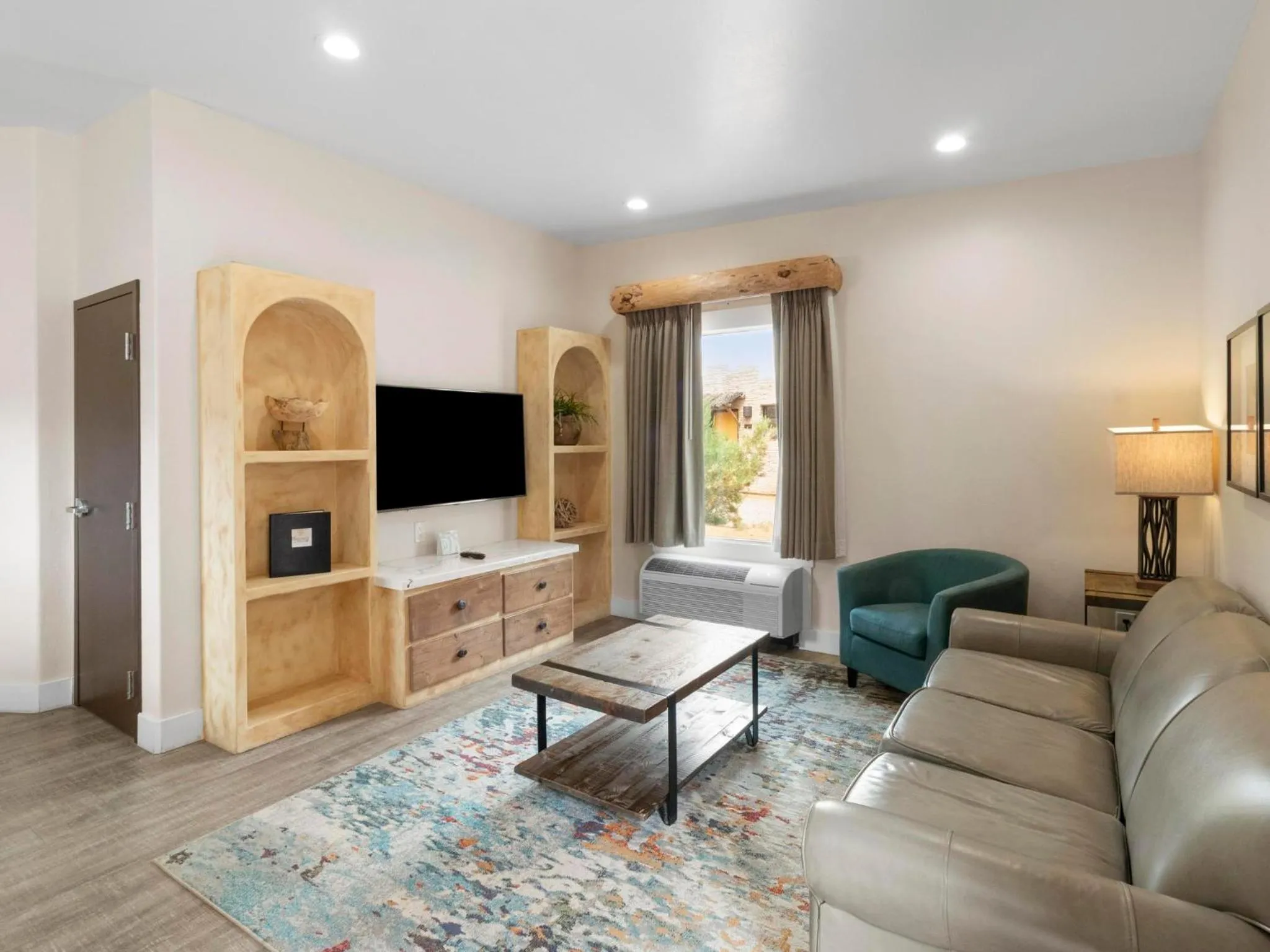 Communal lounge/ TV room in Bluff Dwellings Resort