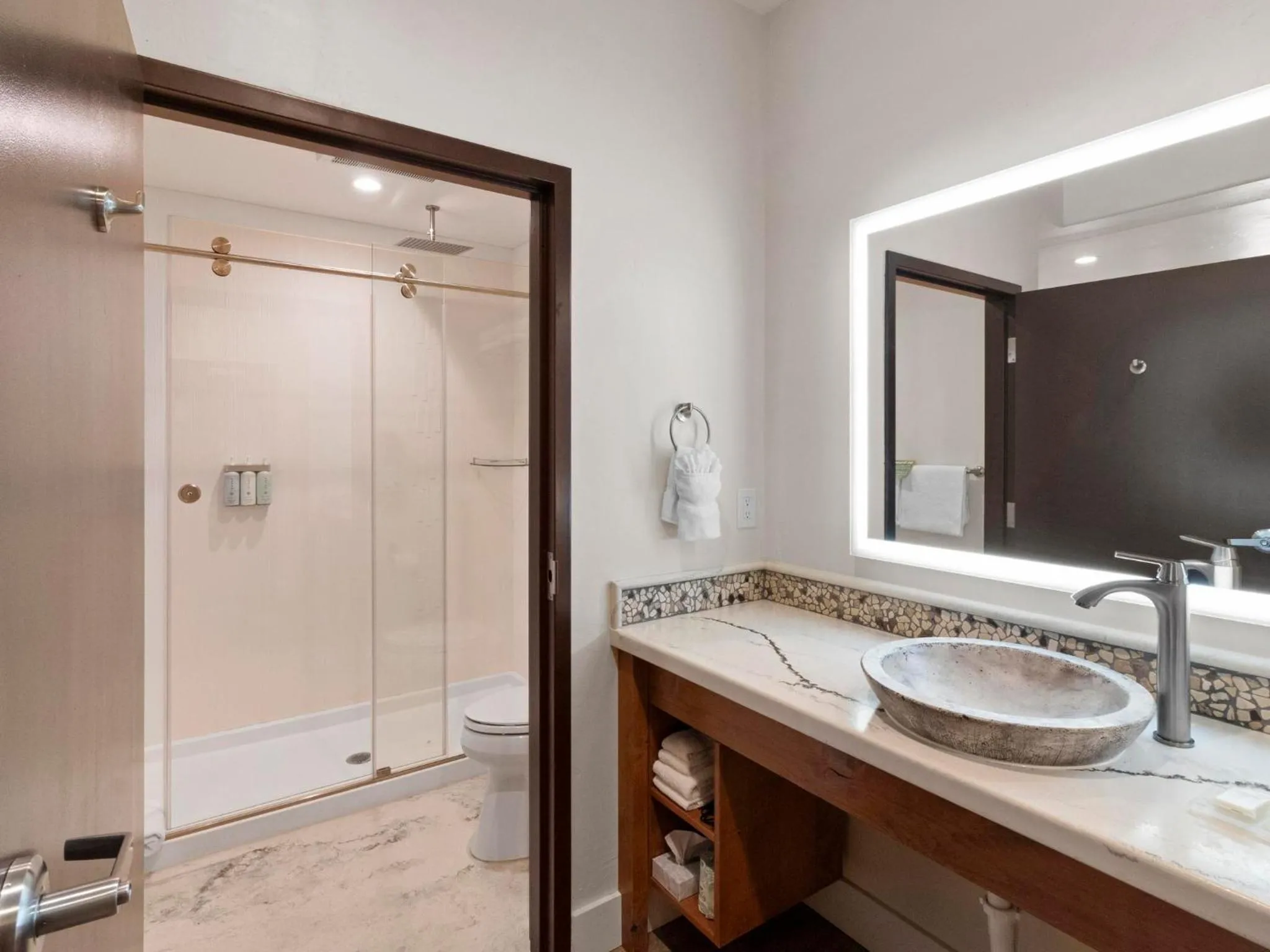 Bathroom in Bluff Dwellings Resort