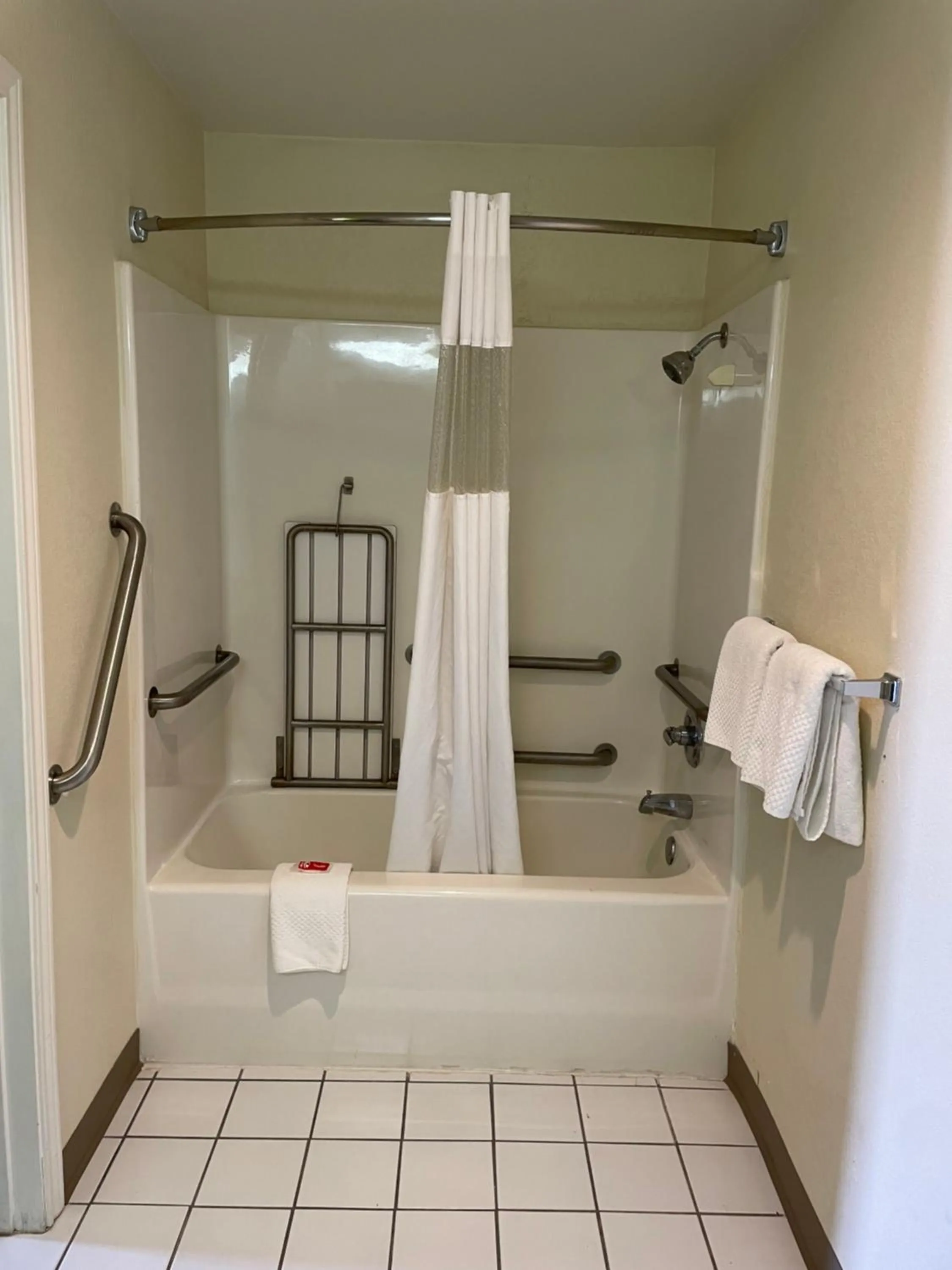 Bath in Econo Lodge Inn & Suites Sweetwater I-20
