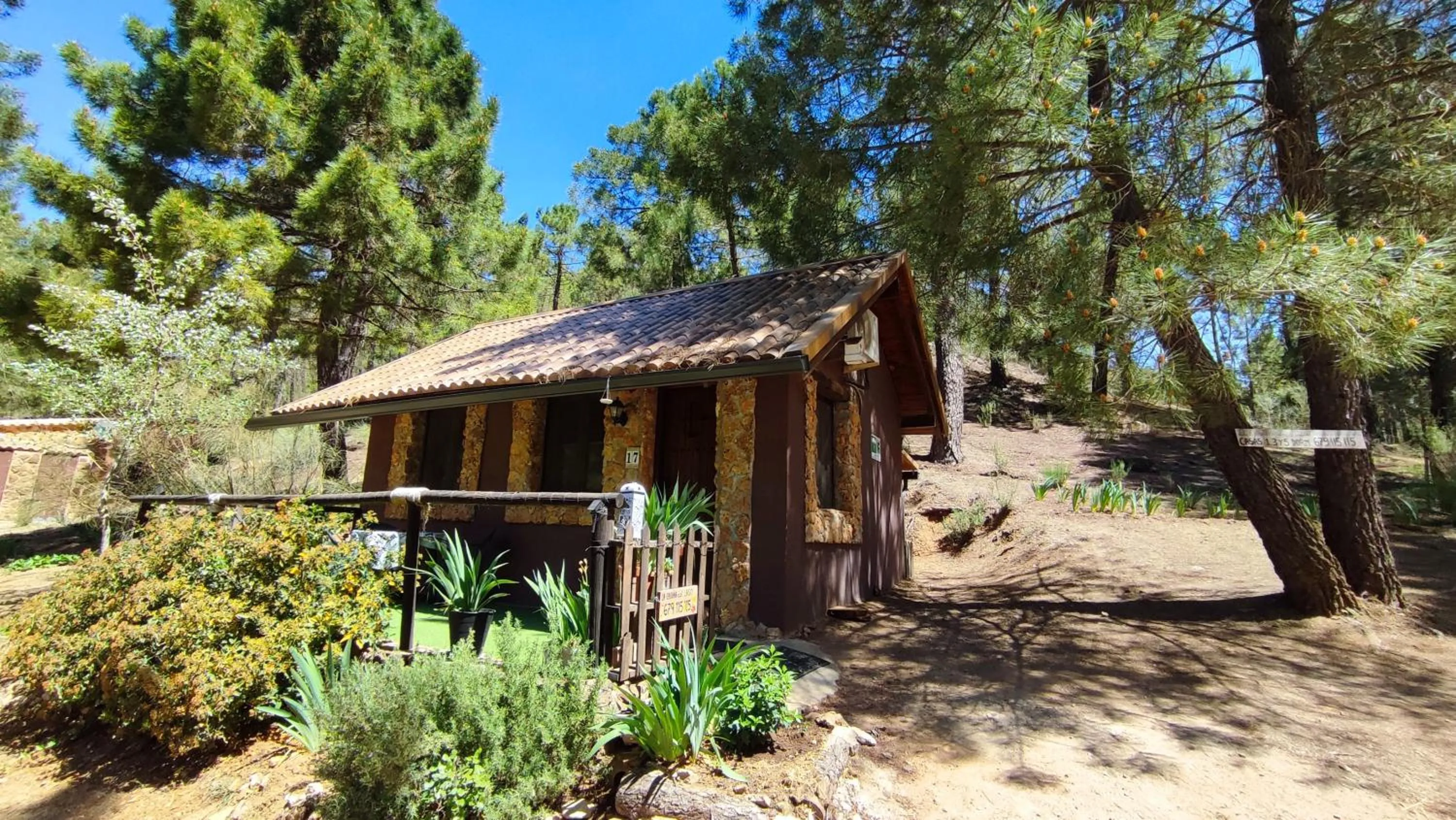 Property building in La cabaña del lago en ZAFIRO LAGUNAZO Parque Natural del Río Mundo