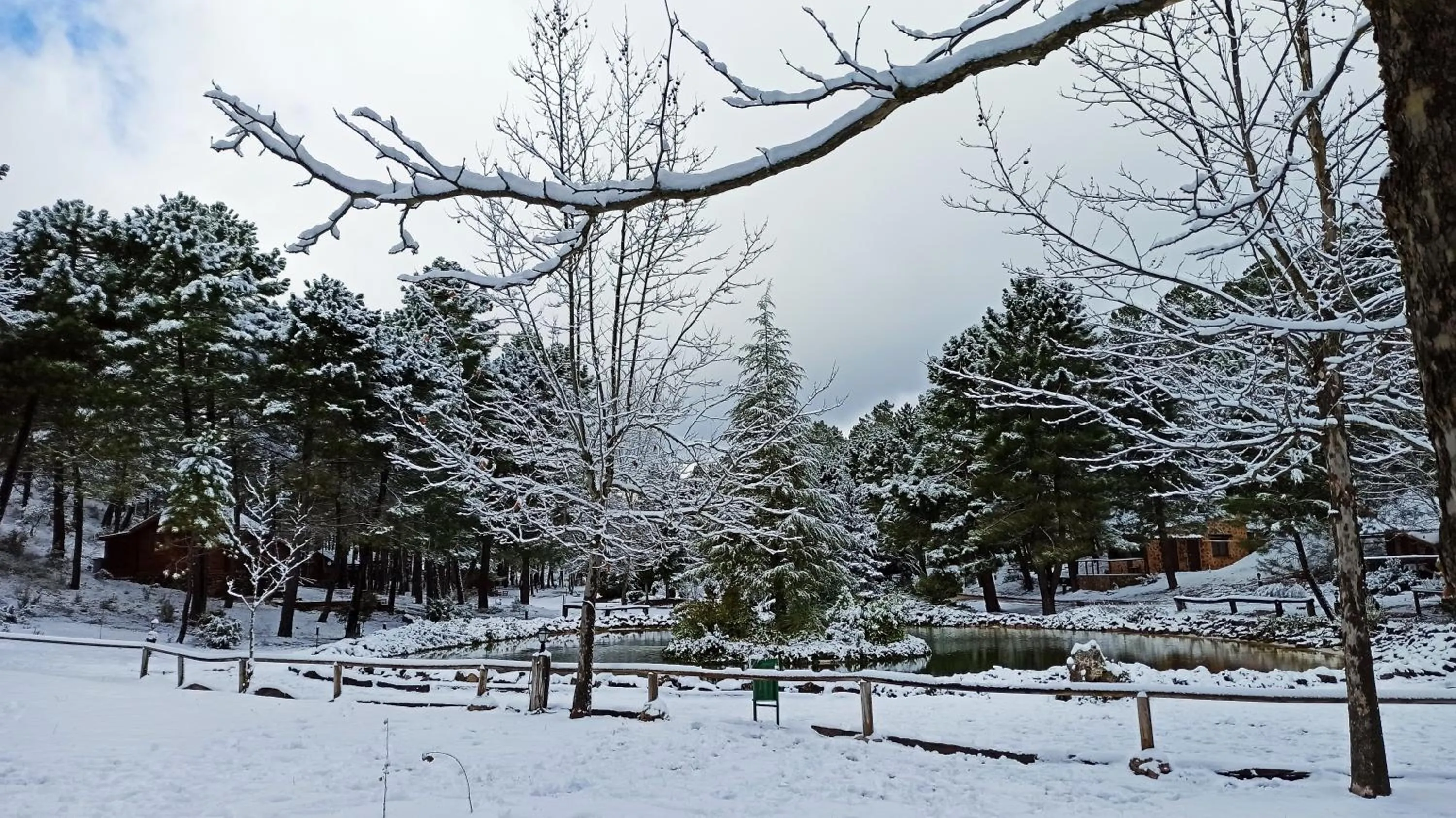 La cabaña del lago en ZAFIRO LAGUNAZO Parque Natural del Río Mundo