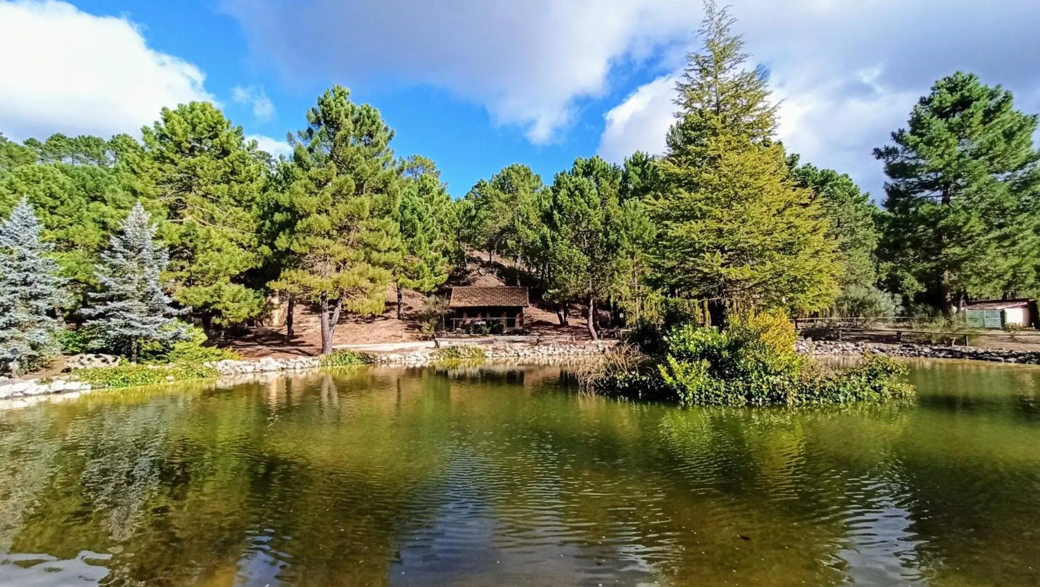La cabaña del lago en ZAFIRO LAGUNAZO Parque Natural del Río Mundo