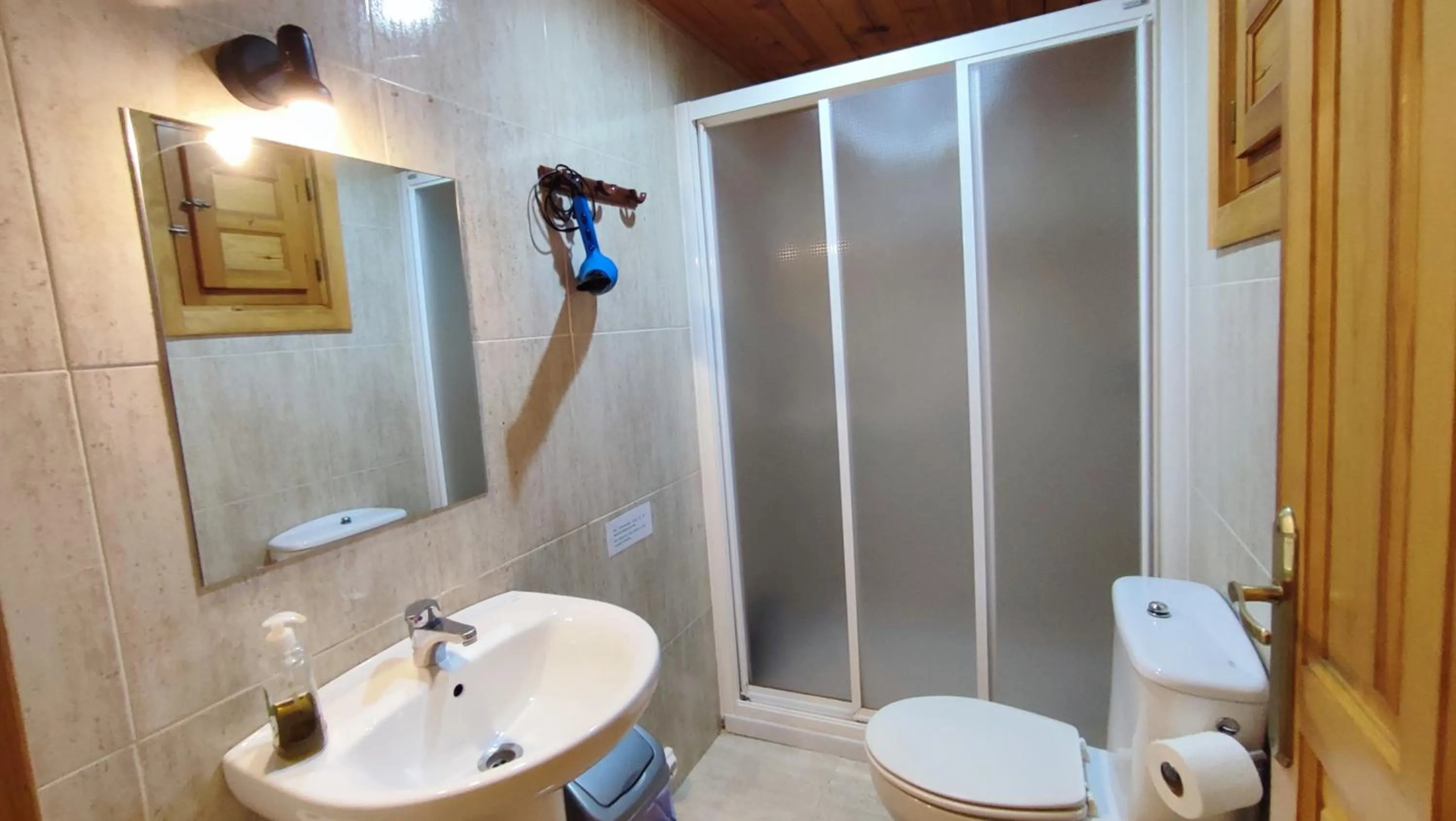 La cabaña del lago en ZAFIRO LAGUNAZO Parque Natural del Río Mundo