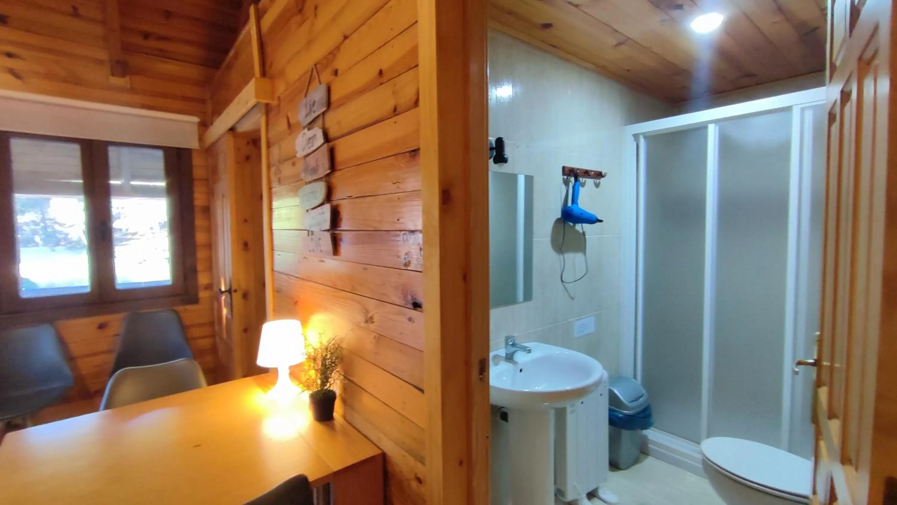 Bathroom in La cabaña del lago en ZAFIRO LAGUNAZO Parque Natural del Río Mundo